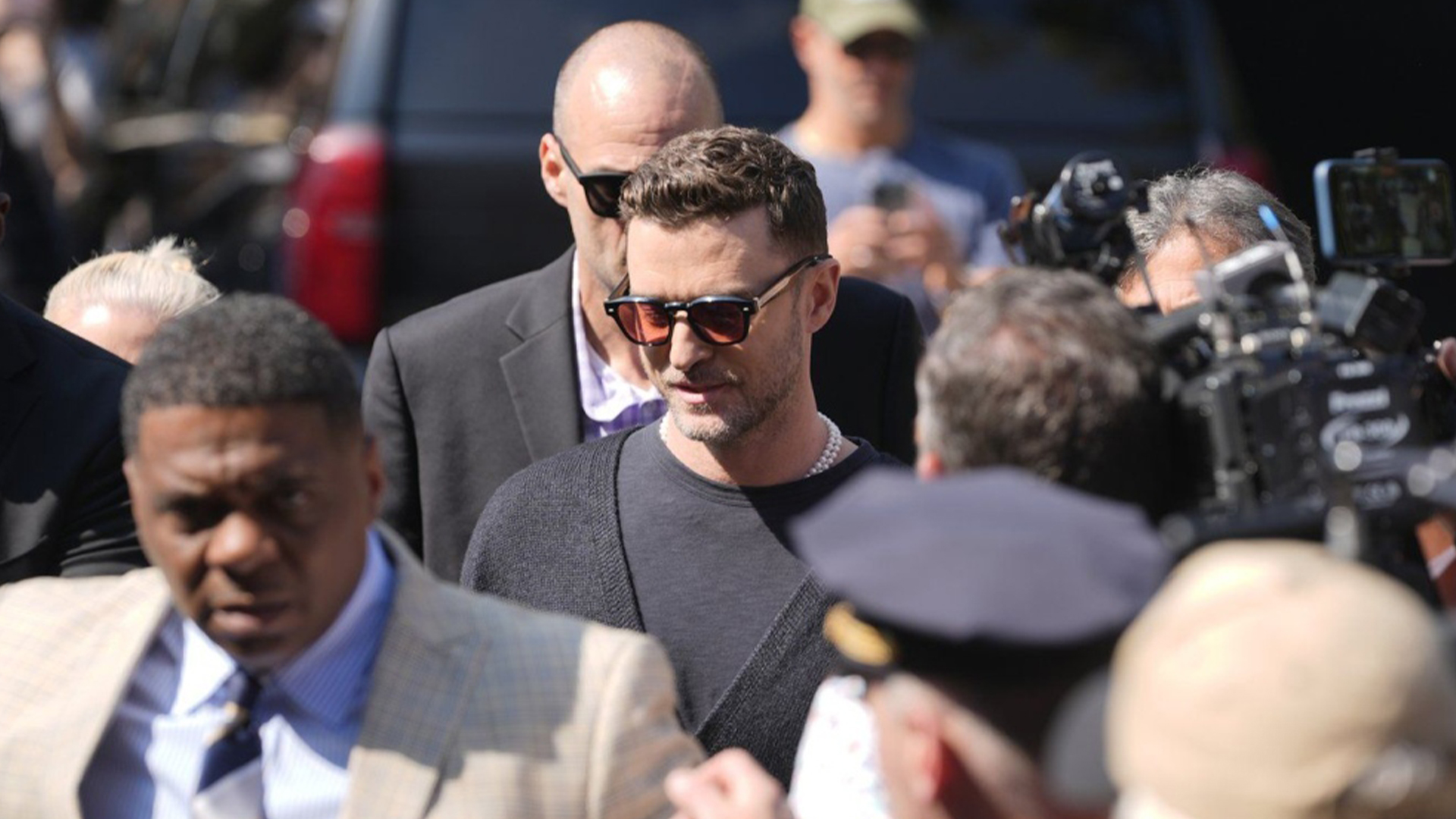 Justin Timberlake, au centre, se rend au tribunal pour une audience, vendredi 13 septembre 2024, à Sag Harbor, N.Y. 