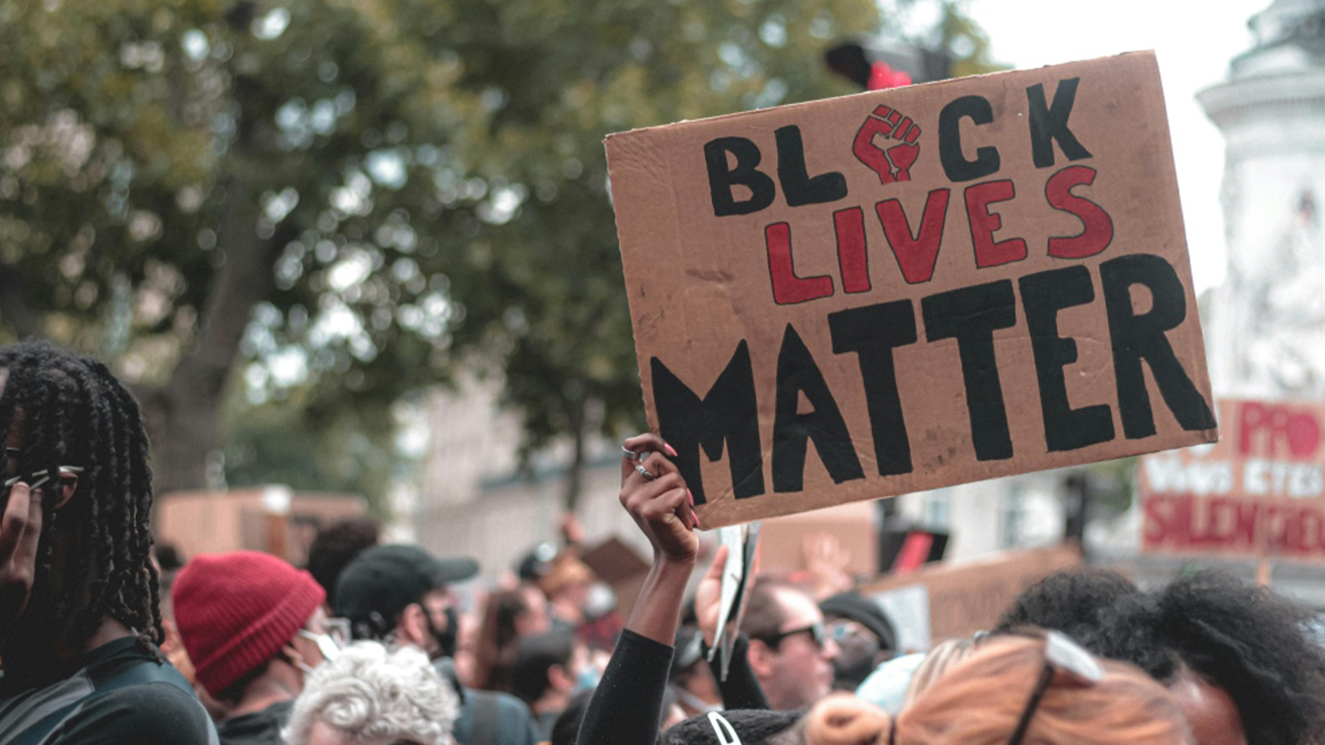 Un manifestant brandit une pancarte «Black Lives Matter».