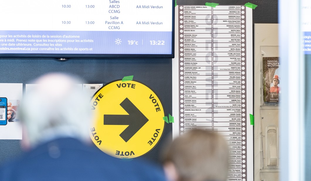 Un exemple de bulletin de vote pour une élection partielle est vu de l'extérieur d'un bureau de vote alors que les électeurs se rendent aux bureaux de vote par anticipation à Verdun, au Québec, le lundi 9 septembre 2024.