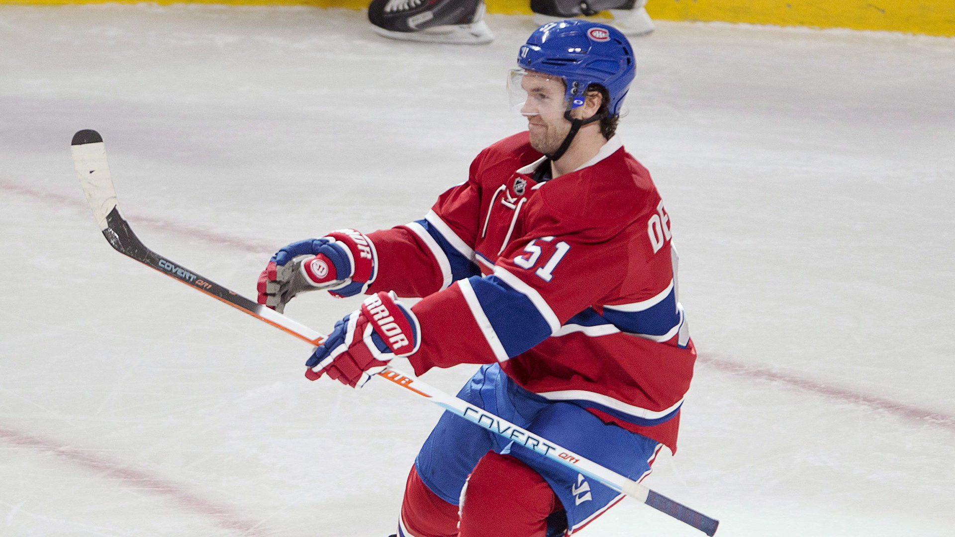 Le centre des Canadiens de Montréal David Desharnais (51) célèbre après avoir marqué le but gagnant pendant la période de prolongation contre les Canucks de Vancouver dans la Ligue nationale de hockey, le lundi 16 novembre 2015 à Montréal.