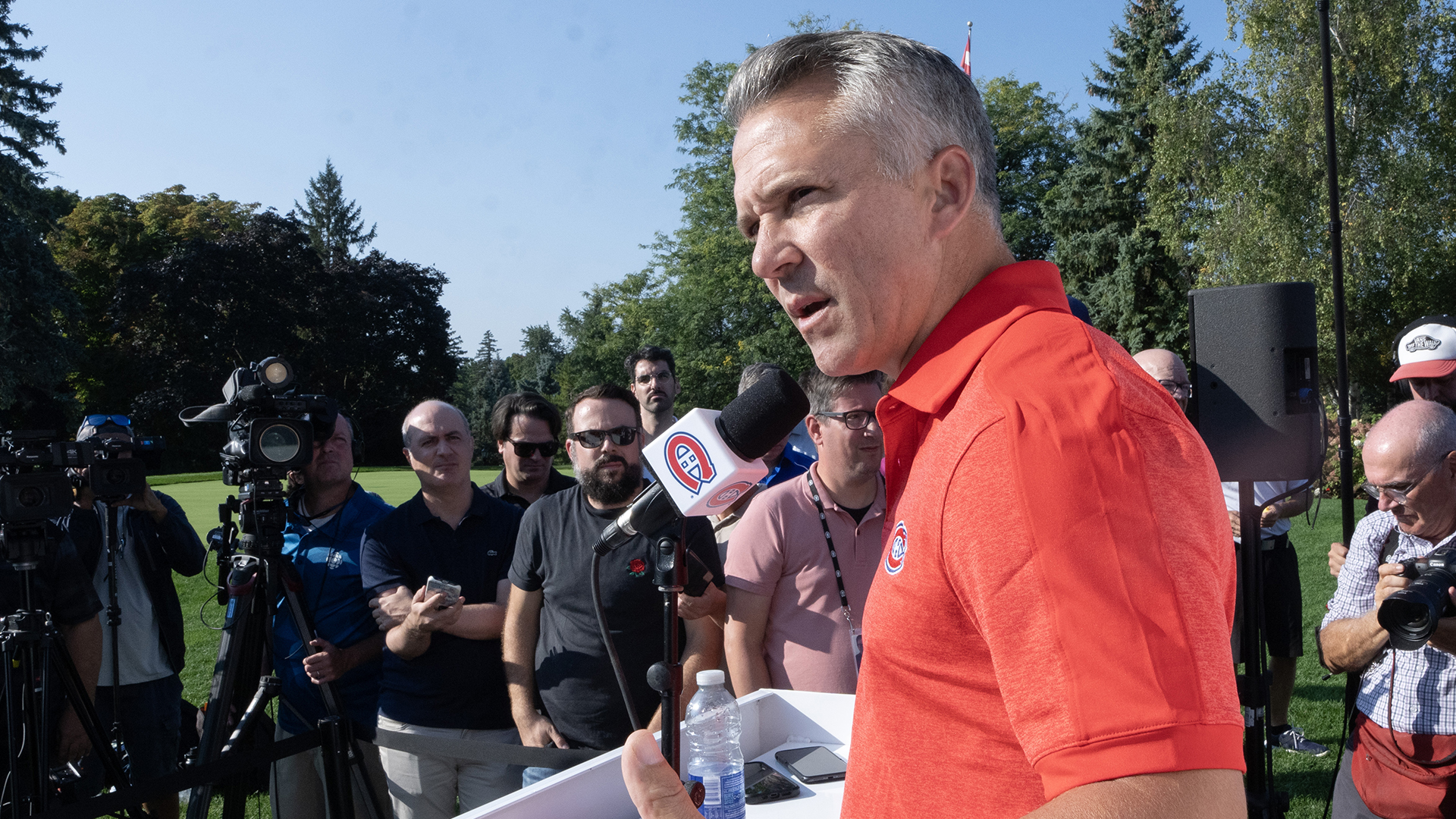 L'entraîneur-chef des Canadiens de Montréal, Martin St-Louis, s'adresse aux médias avant le tournoi de golf annuel de l'équipe, le lundi 16 septembre 2024 à Laval.