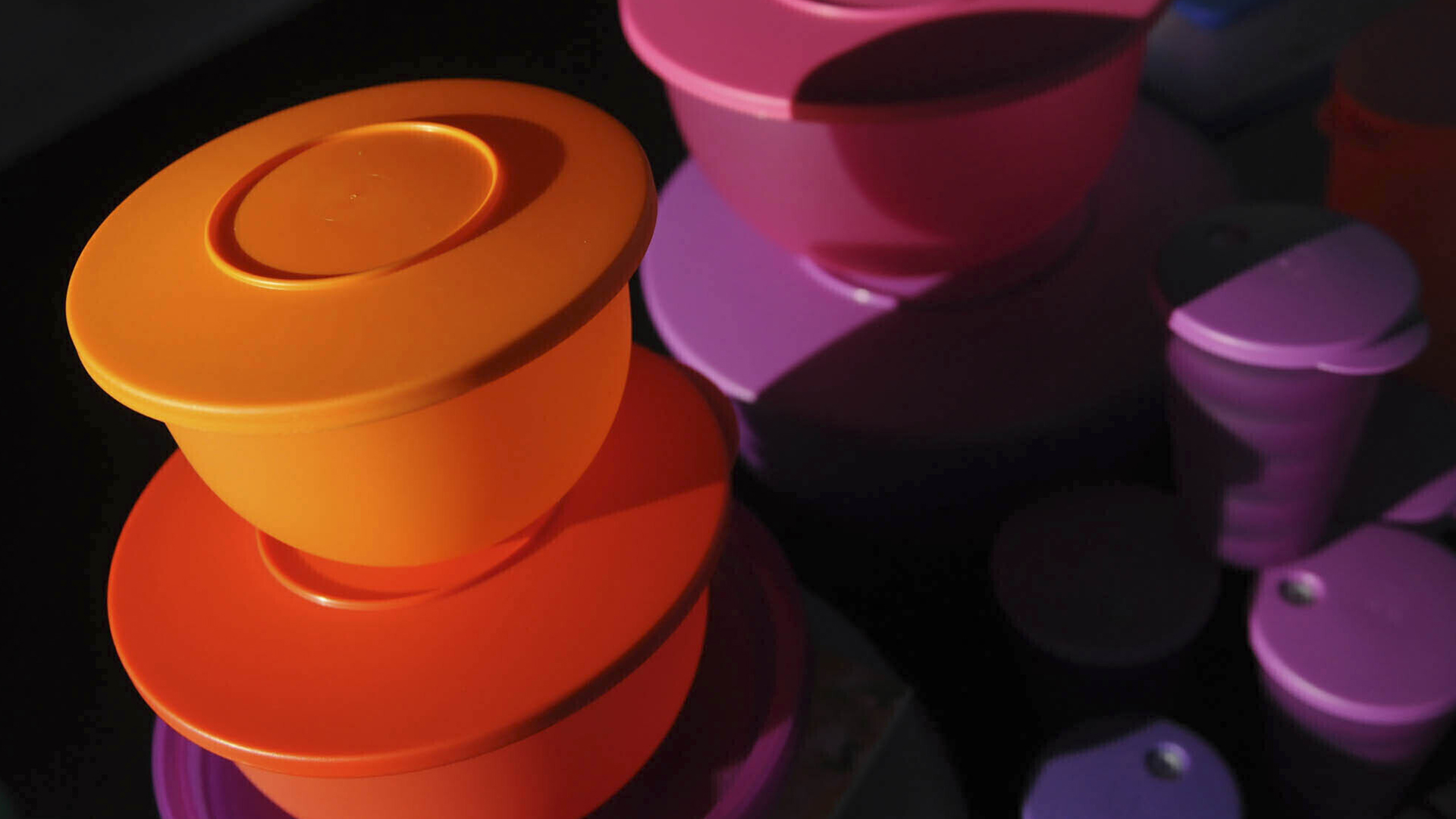 Des produits Tupperware colorés sont vus à Bellflower, en Californie, le 5 août 2011. 