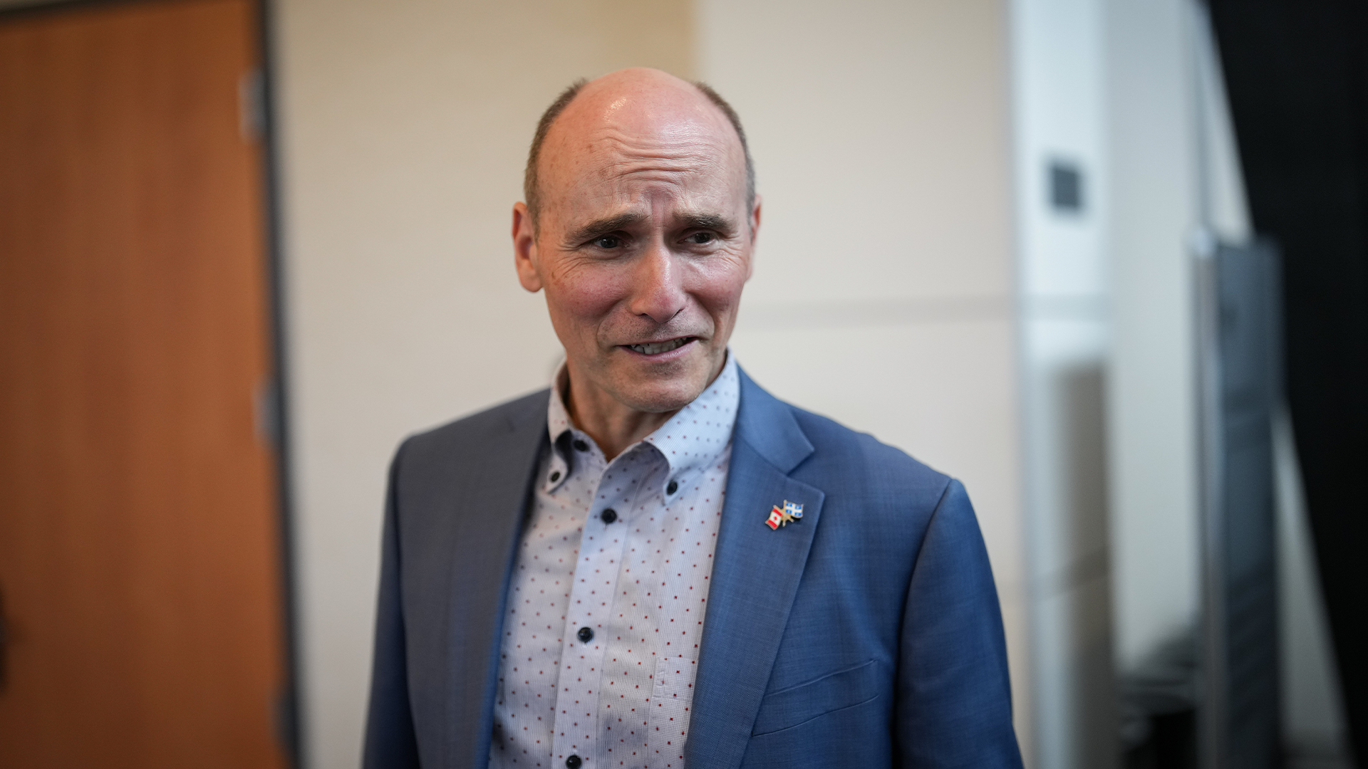 Le ministre des Services publics et de l'Approvisionnement Jean-Yves Duclos quitte les lieux après avoir terminé sa journée lors de la retraite du caucus libéral à Nanaimo, en Colombie-Britannique, le mardi 10 septembre 2024. 