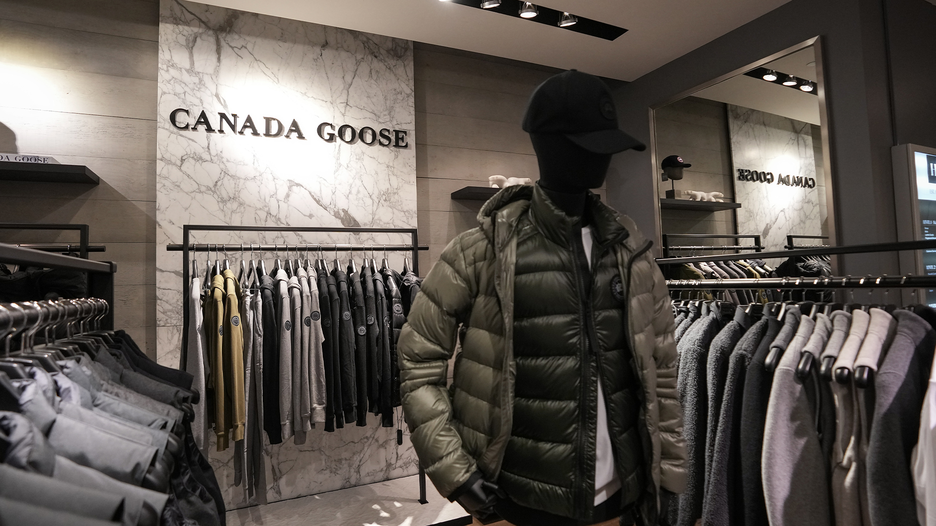 Les vestes et vêtements Canada Goose sont exposés au magasin Harry Rosen à Toronto, le mardi 17 septembre 2024. 