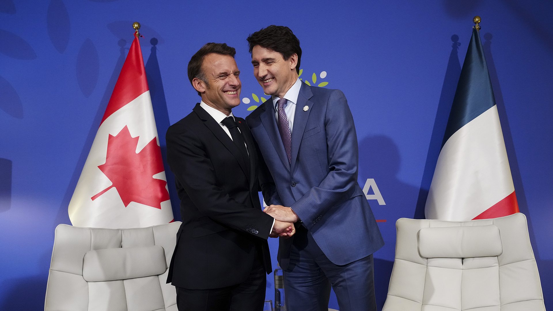 Le premier ministre Justin Trudeau, à droite, participe à une réunion bilatérale avec le président français Emmanuel Macron lors du sommet du G7 à Savelletri Di Fasano, en Italie, le jeudi 13 juin 2024.