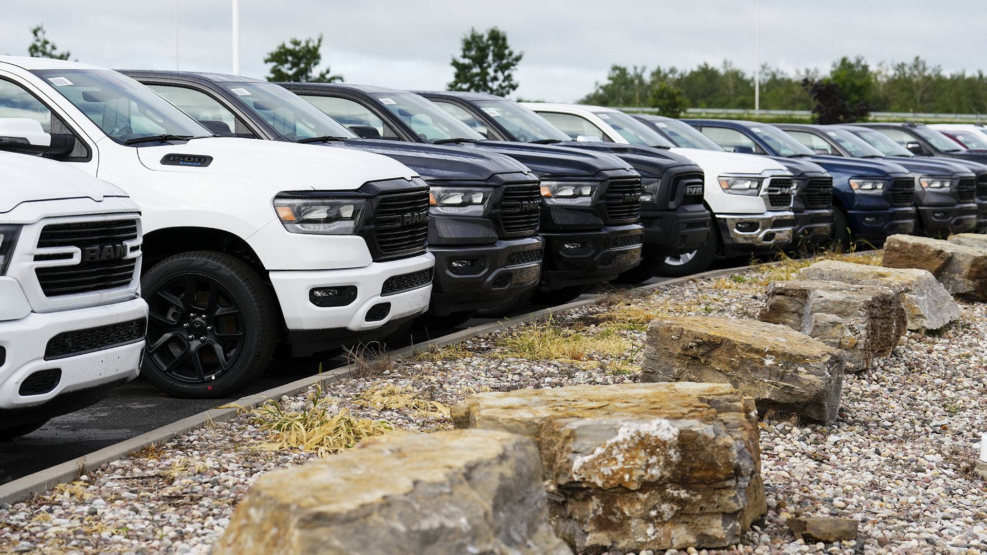 Des camionnettes sont photographiées chez un concessionnaire automobile à Ottawa, le vendredi 11 août 2023.