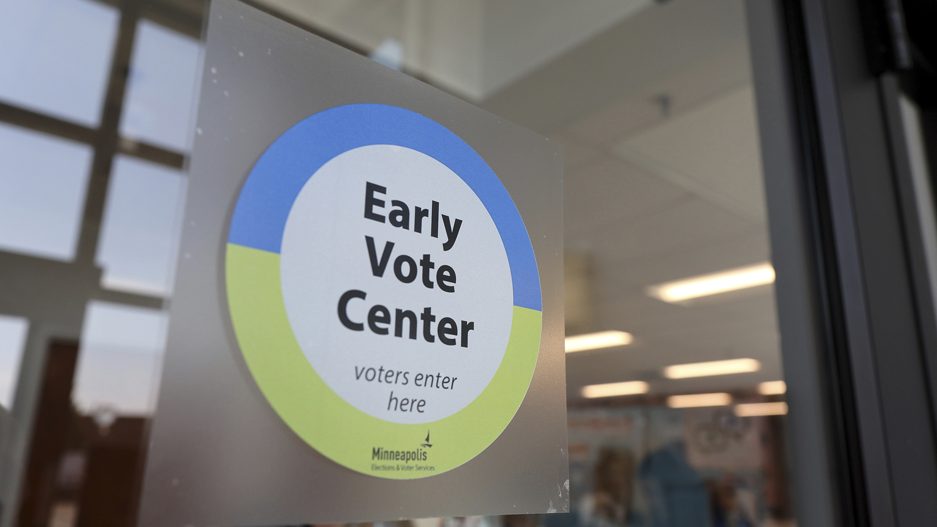 Un panneau accueillant les électeurs sur la porte du centre de vote anticipé de la ville de Minneapolis, jeudi 19 septembre 2024, à St. Paul, Minnesota. Le vote en personne pour la présidentielle de 2024 commence vendredi dans trois États, dont le Minnesota, État d'origine du candidat démocrate à la vice-présidence Tim Walz, à un peu plus de six semaines du jour de l'élection. 