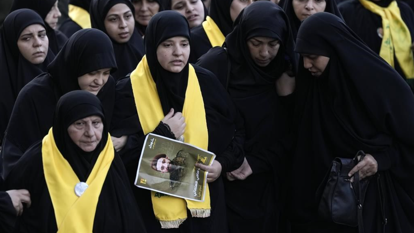 Des femmes assistent aux funérailles des combattants du Hezbollah qui ont été tués lors de l'attaque israélienne de vendredi dans la banlieue sud de Beyrouth, au Liban, samedi 21 septembre 2024. 