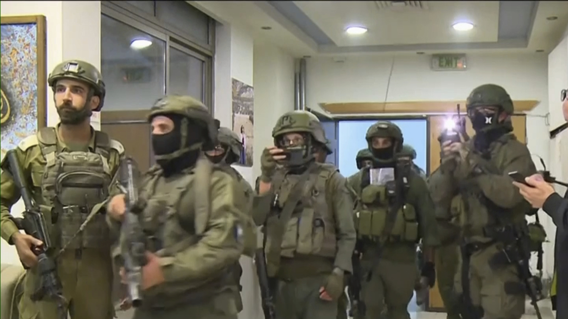 Cette image issue d'une vidéo fournie par Al Jazeera English montre des troupes israéliennes effectuant une descente dans leur bureau à Ramallah, en Cisjordanie, le dimanche 22 septembre 2024. 