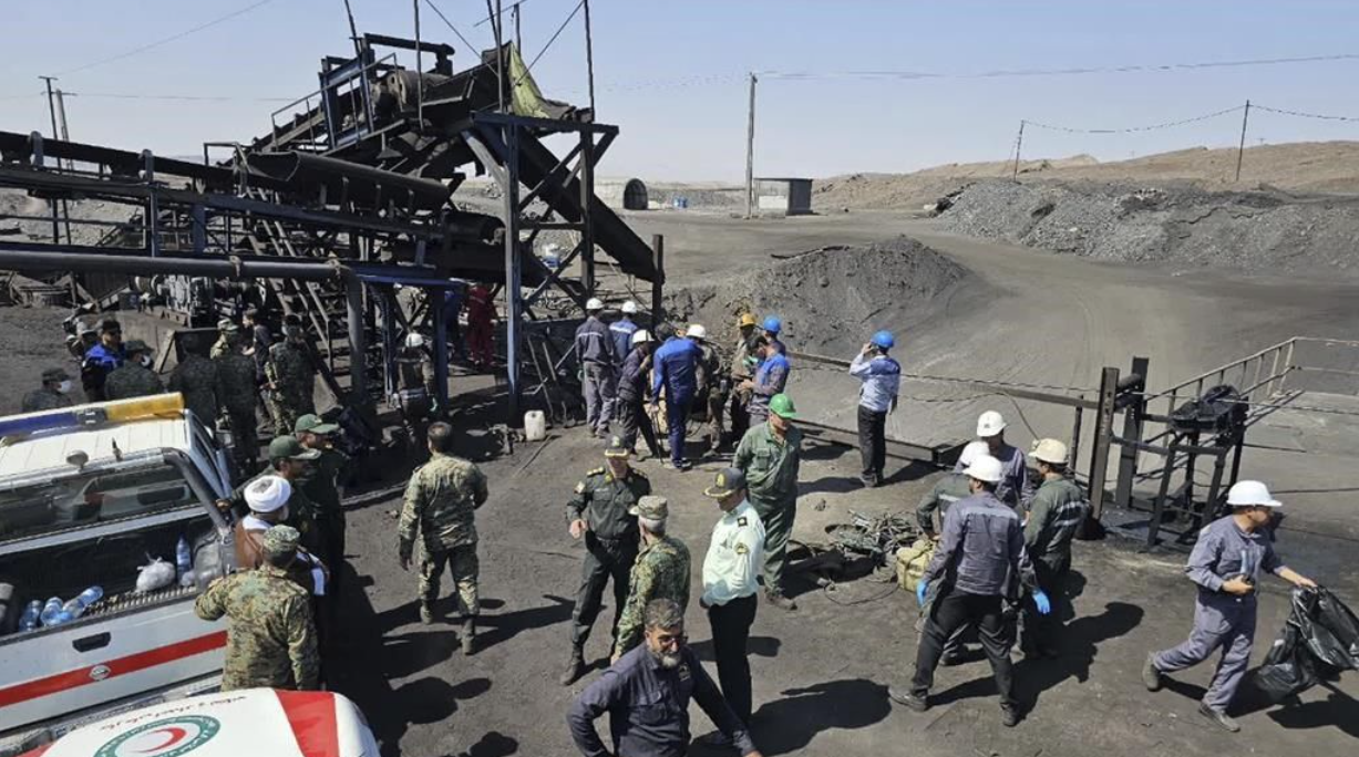 Sur cette photo publiée par la Société iranienne du Croissant-Rouge, des mineurs et des officiers de police sont vus sur le site d'une mine de charbon où une fuite de méthane a déclenché une explosion samedi, à Tabas, à quelque 540 kilomètres (335 miles) au sud-est de la capitale, Téhéran, Iran, dimanche 22 septembre 2024.