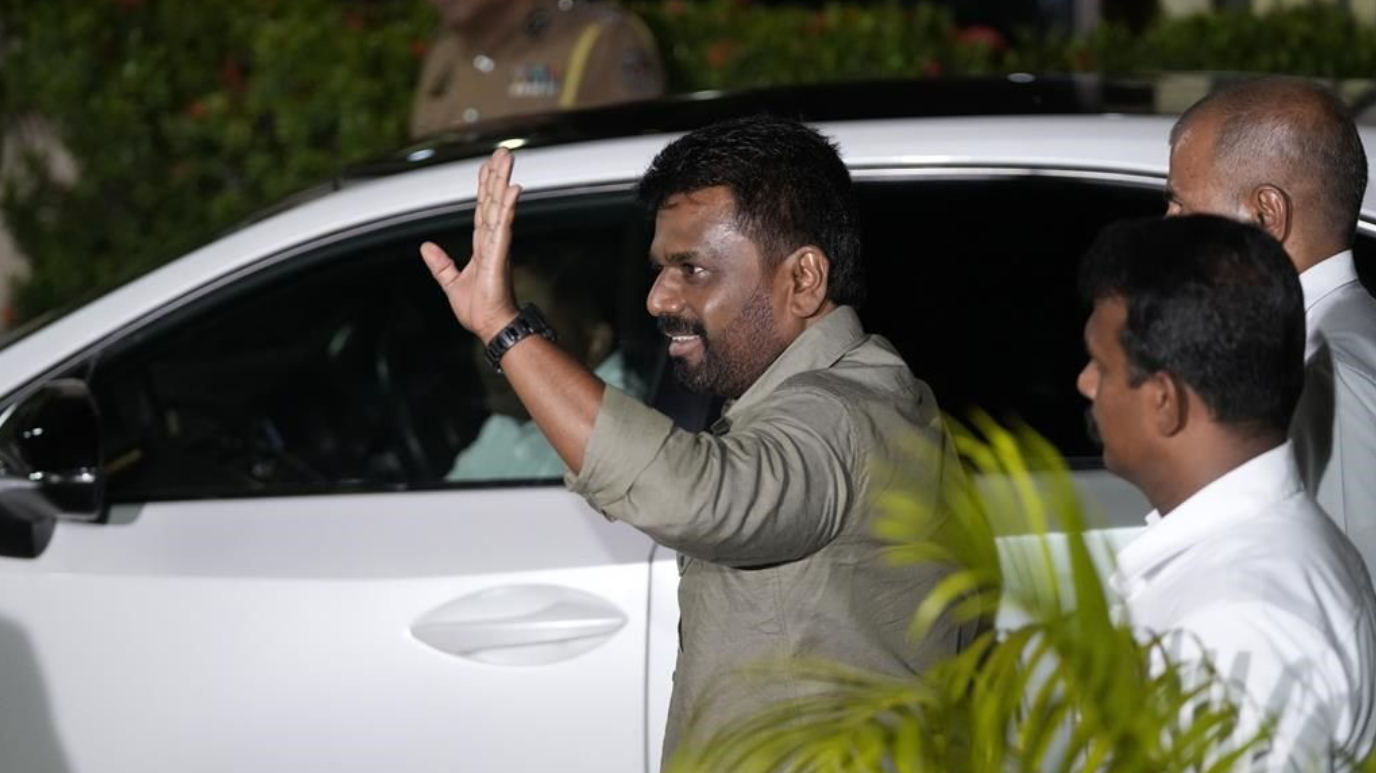 Le député marxiste Anura Kumara Dissanayake salue la foule en arrivant à la commission électorale à Colombo après avoir gagné les élections sri-lankaises le 22 septembre 2024.