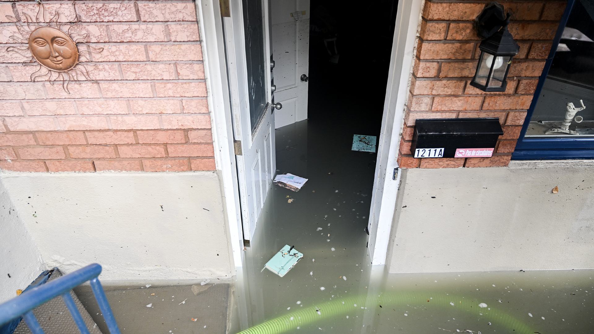 Un appartement en sous-sol inondé suite à la rupture d'une conduite principale dans une rue de Montréal, vendredi 16 août 2024, provoquant des inondations dans plusieurs rues du quartier.