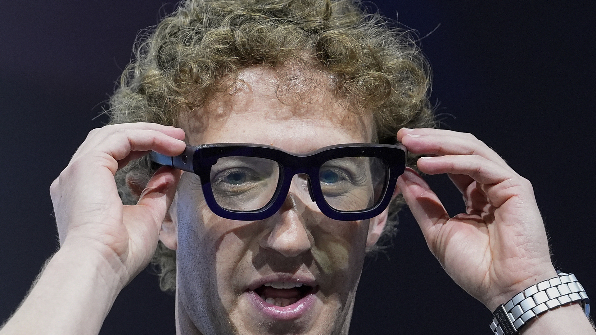 Mark Zuckerberg porte une paire de lunettes AR Orion lors de la conférence Meta Connect mercredi 25 septembre 2024 à Menlo Park. 