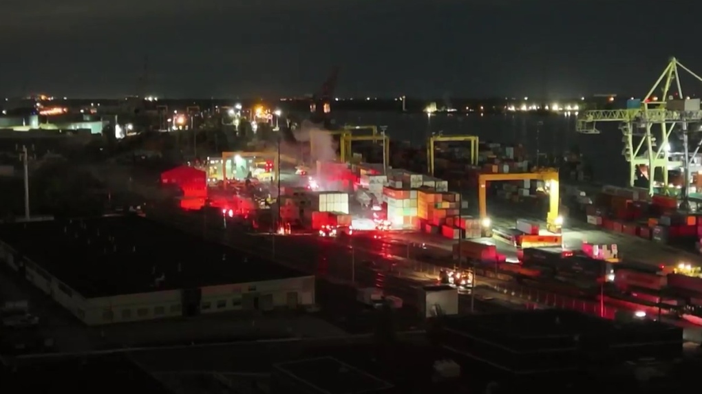 Le SIM a passé des heures à lutter contre un incendie de batteries à l'intérieur d'un conteneur au port de Montréal, le 23 septembre 2024.