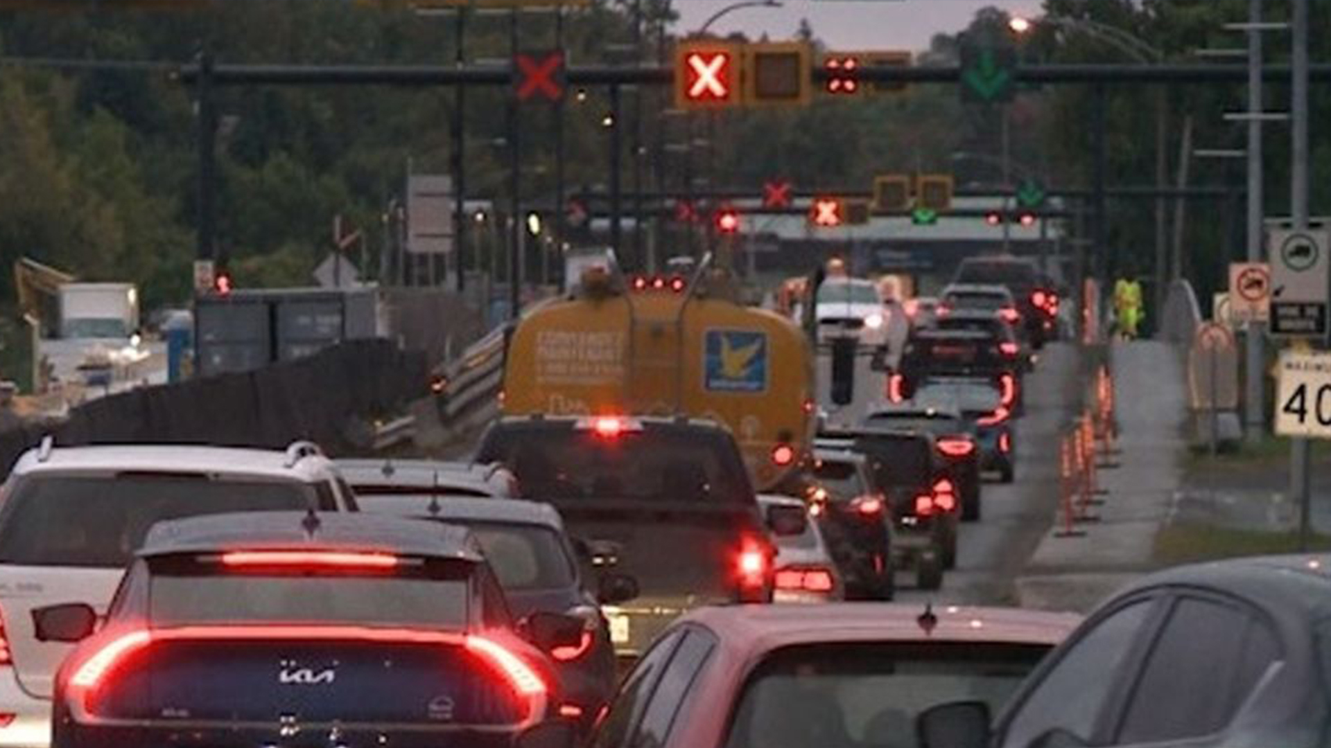 Congestion sur le pont Jacques-Bizard. Photo non datée.