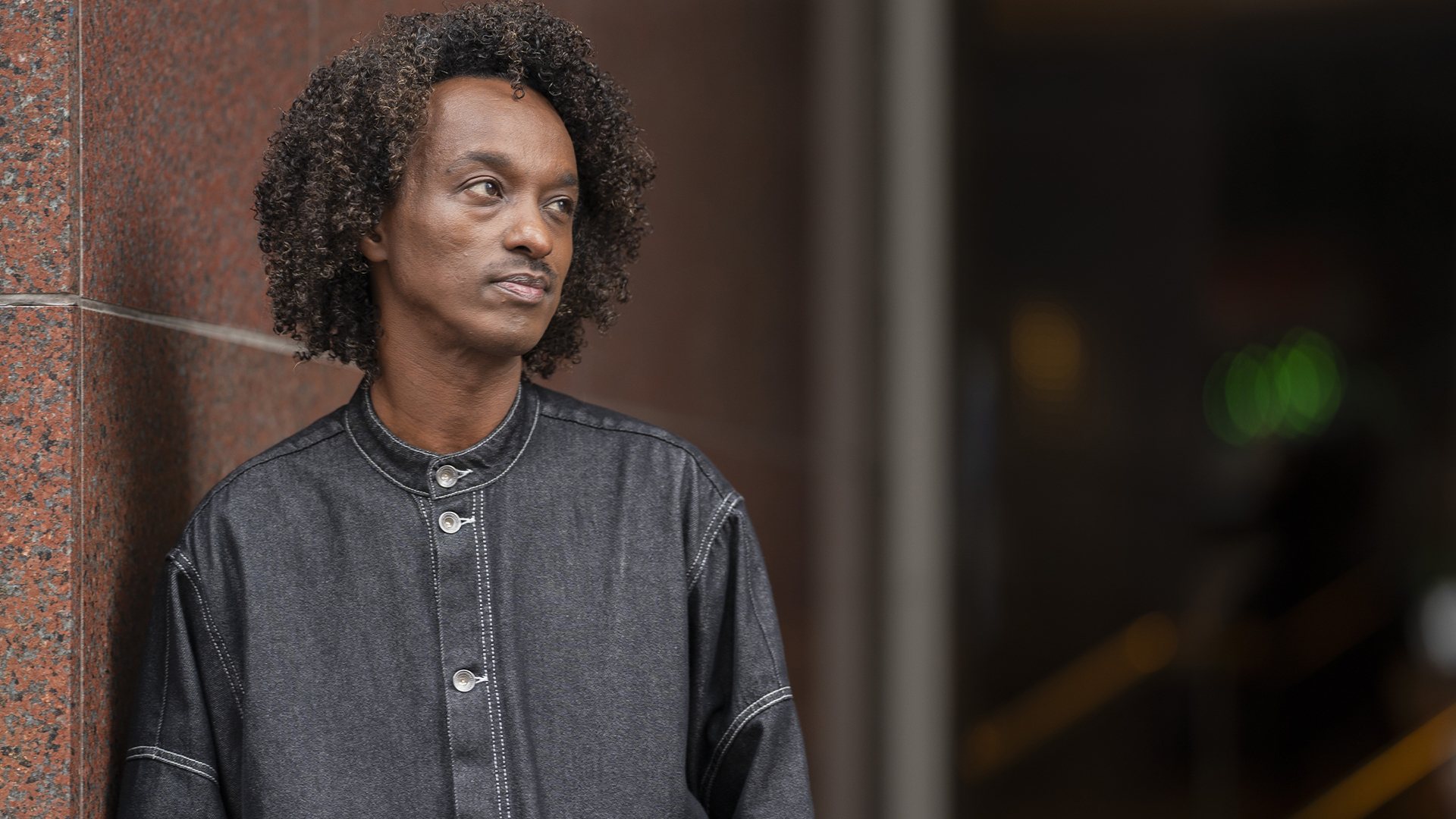 K'naan Warsame pose pour une photo , à Toronto, le vendredi 6 septembre 2024.