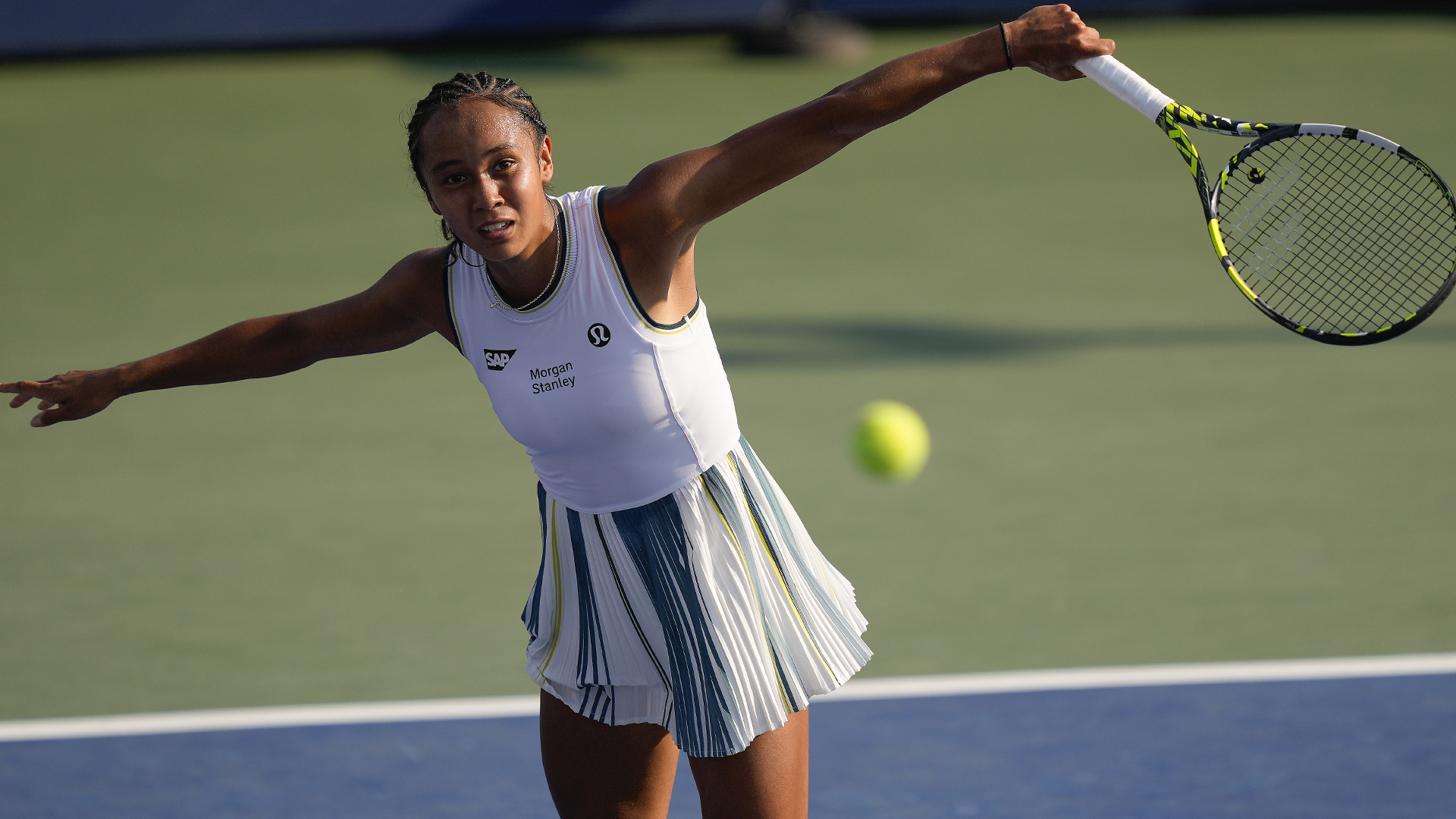 La Québécoise Leylah Fernandez effectue un revers lors d'un match de premier tour aux Internationaux de tennis des États-Unis, le 27 août 2024, à New York.