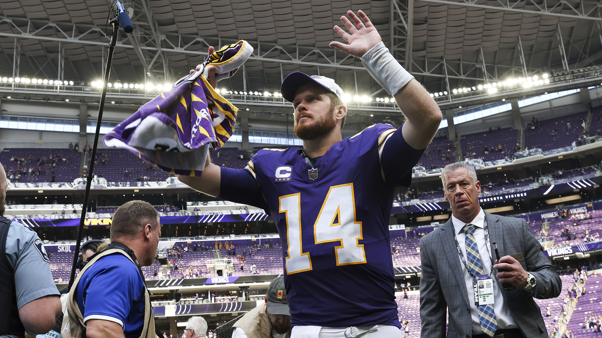 Le quart des Vikings du Minnesota, Sam Darnold (14), remercie les fans après un match de football NFL contre les Texans de Houston, le dimanche 22 septembre 2024 à Minneapolis.