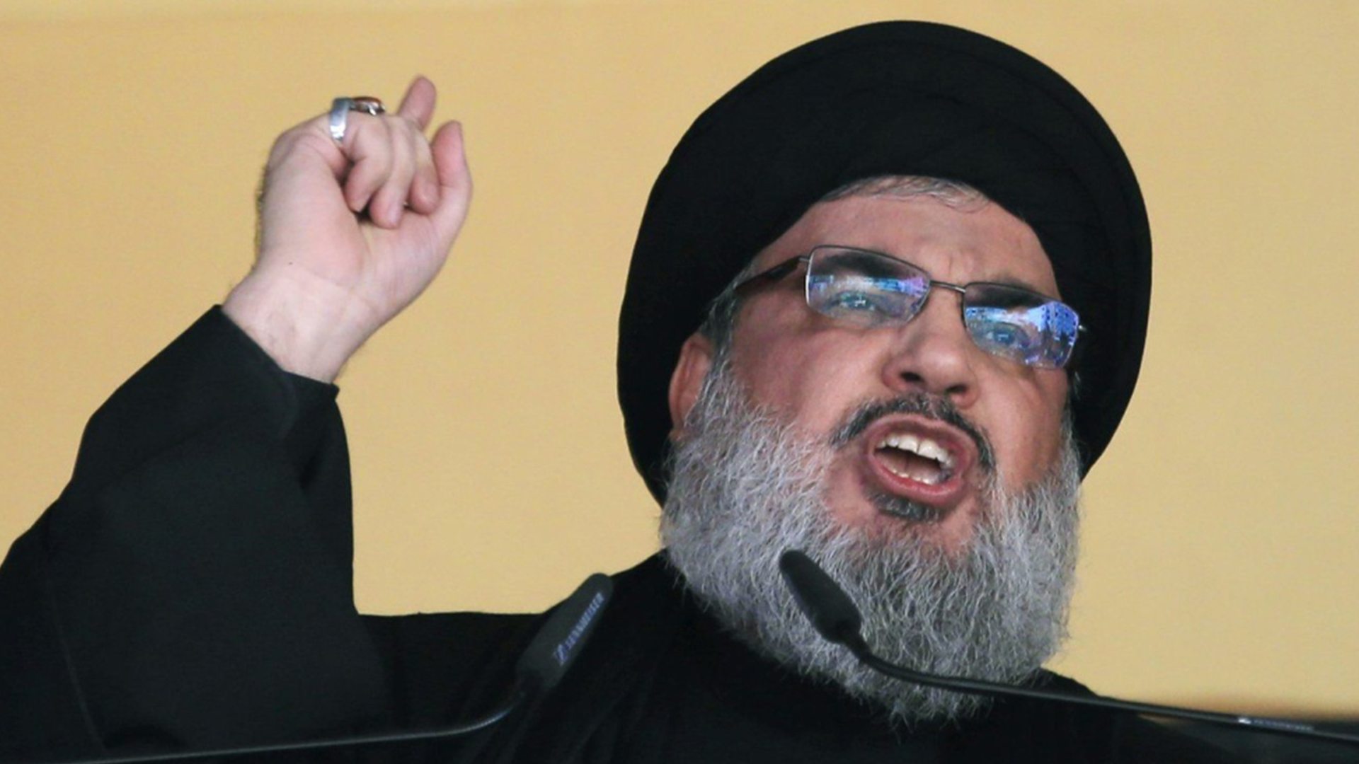 Dans cette photo d'archive du 24 octobre 2015, le chef du Hezbollah, le cheikh Hassan Nasrallah, s'adresse à une foule, dans la banlieue sud de Beyrouth, au Liban.