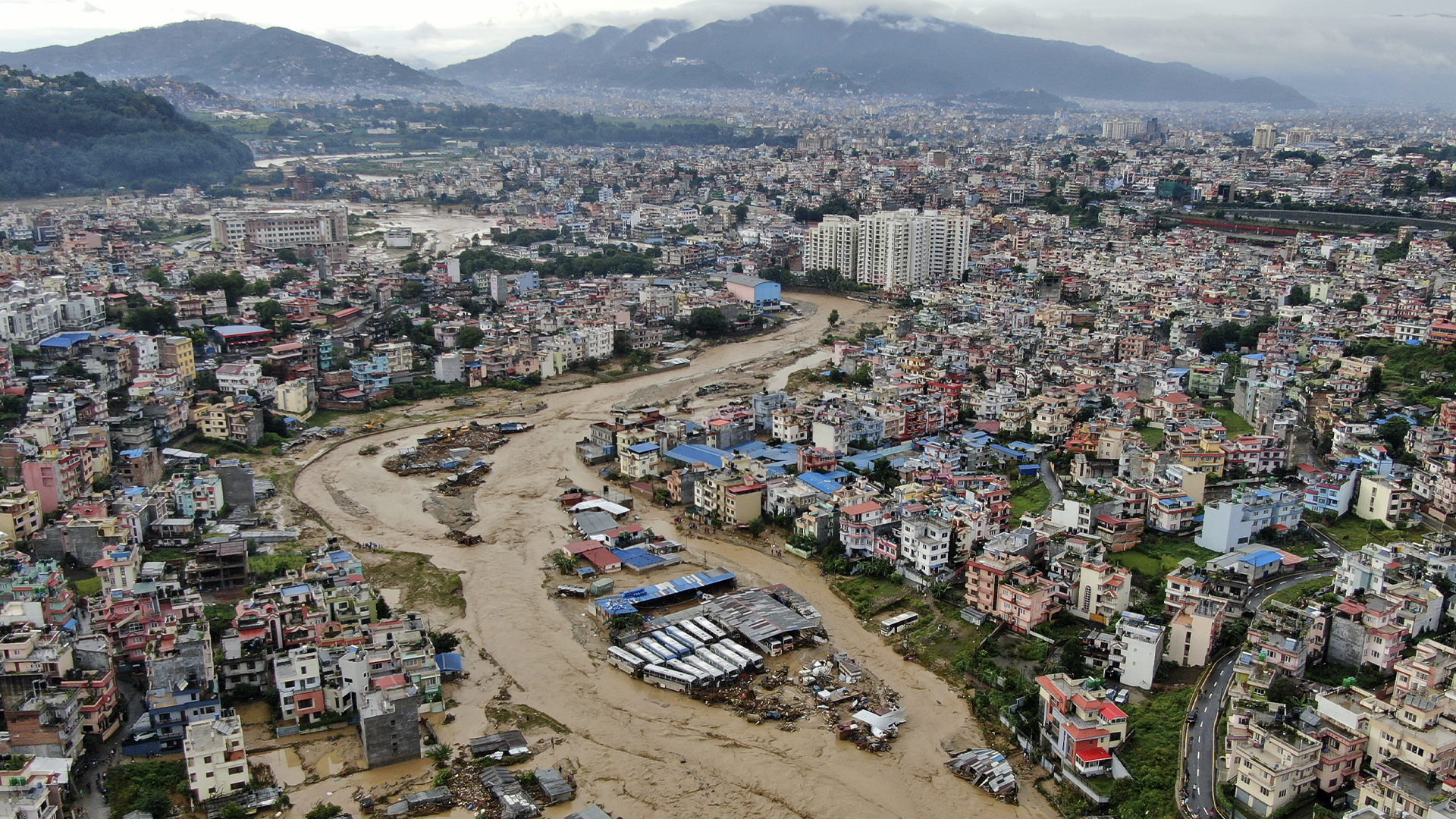 Sur cette image aérienne de la vallée de Katmandou, la rivière Bagmati est en crue suite à de fortes pluies à Katmandou, au Népal, le 28 septembre 2024.