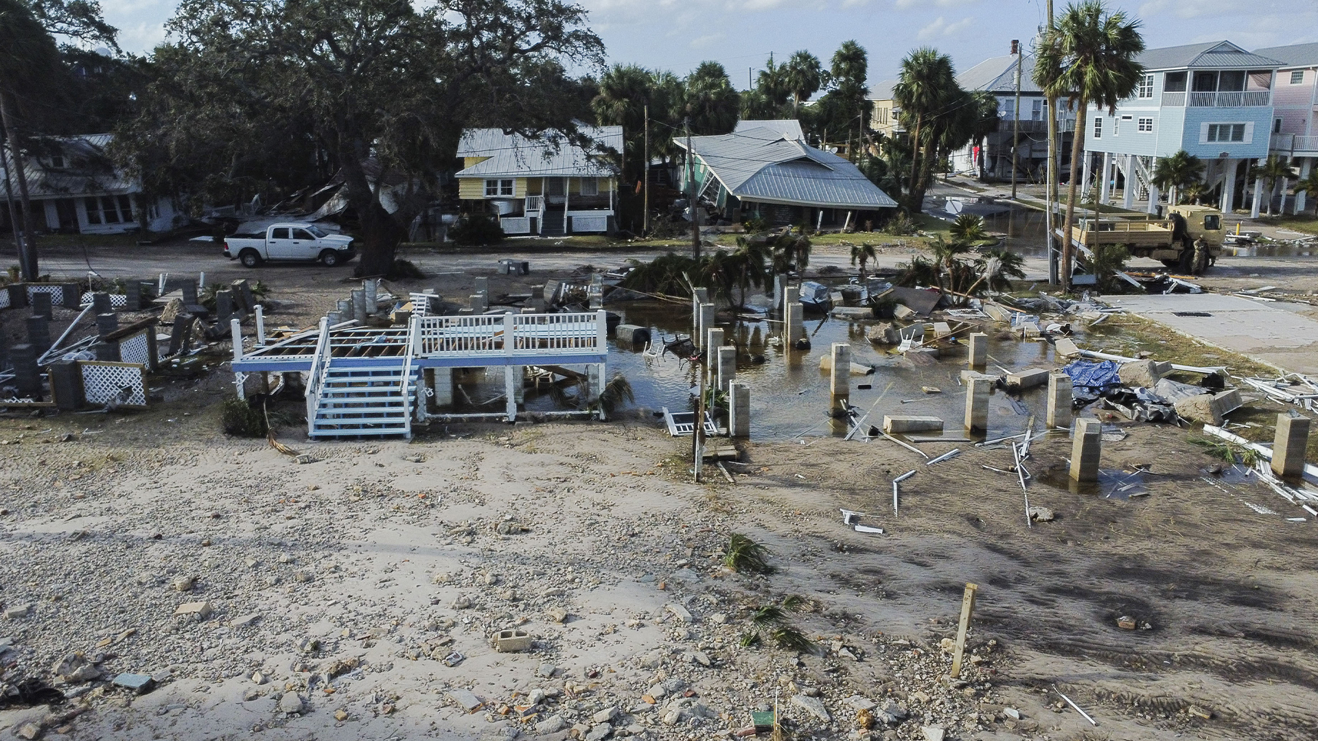 Les fondations et les marches des bâtiments détruits par l'onde de tempête de l'ouragan Helene sont visibles le long du littoral après la tempête, à Cedar Key (Floride), le 27 septembre 2024. 