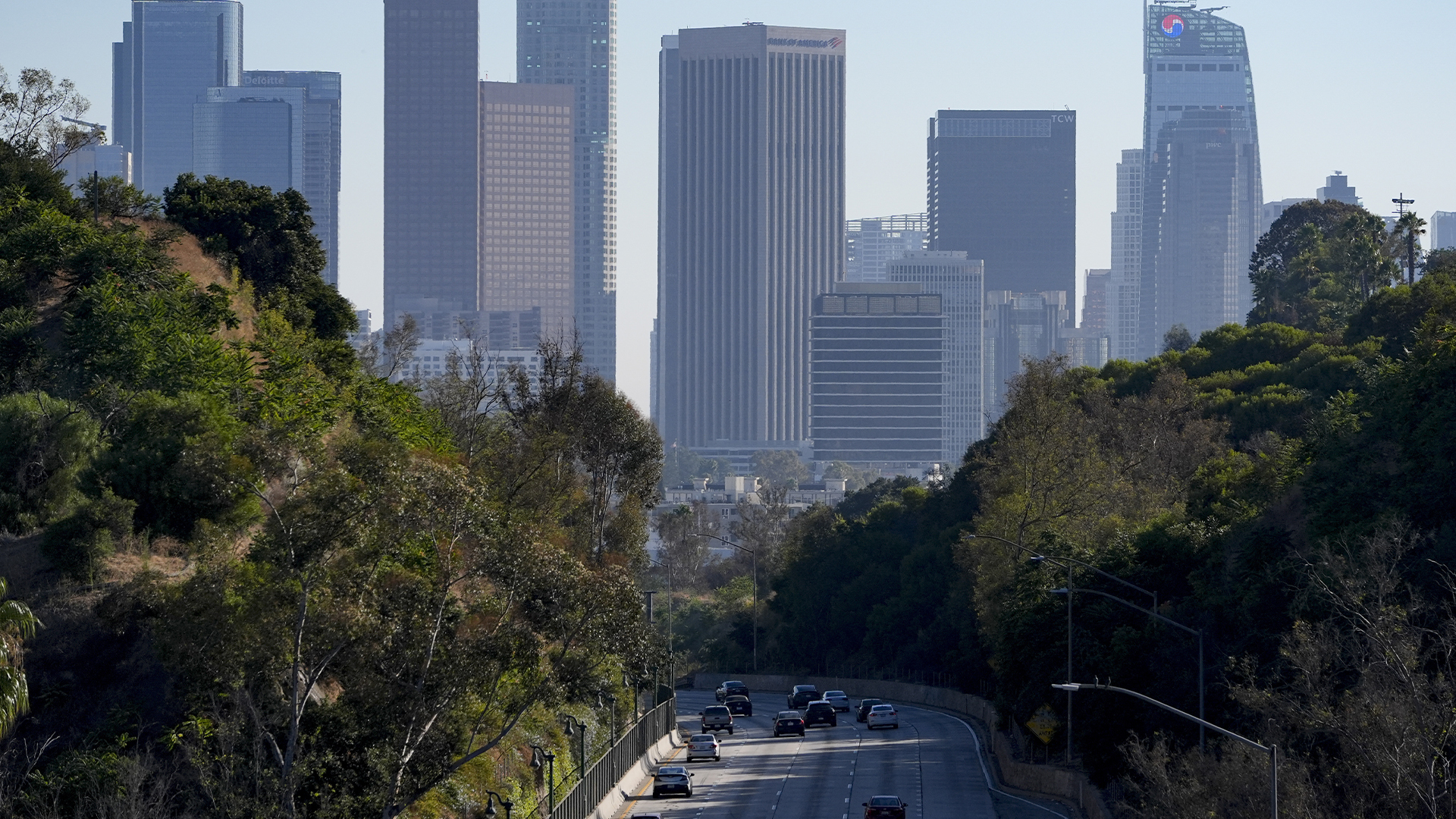 Le centre-ville de Los Angeles est vu depuis le pont Park Row dans le quartier d'Elysian Park à Los Angeles, le 12 août 2024.