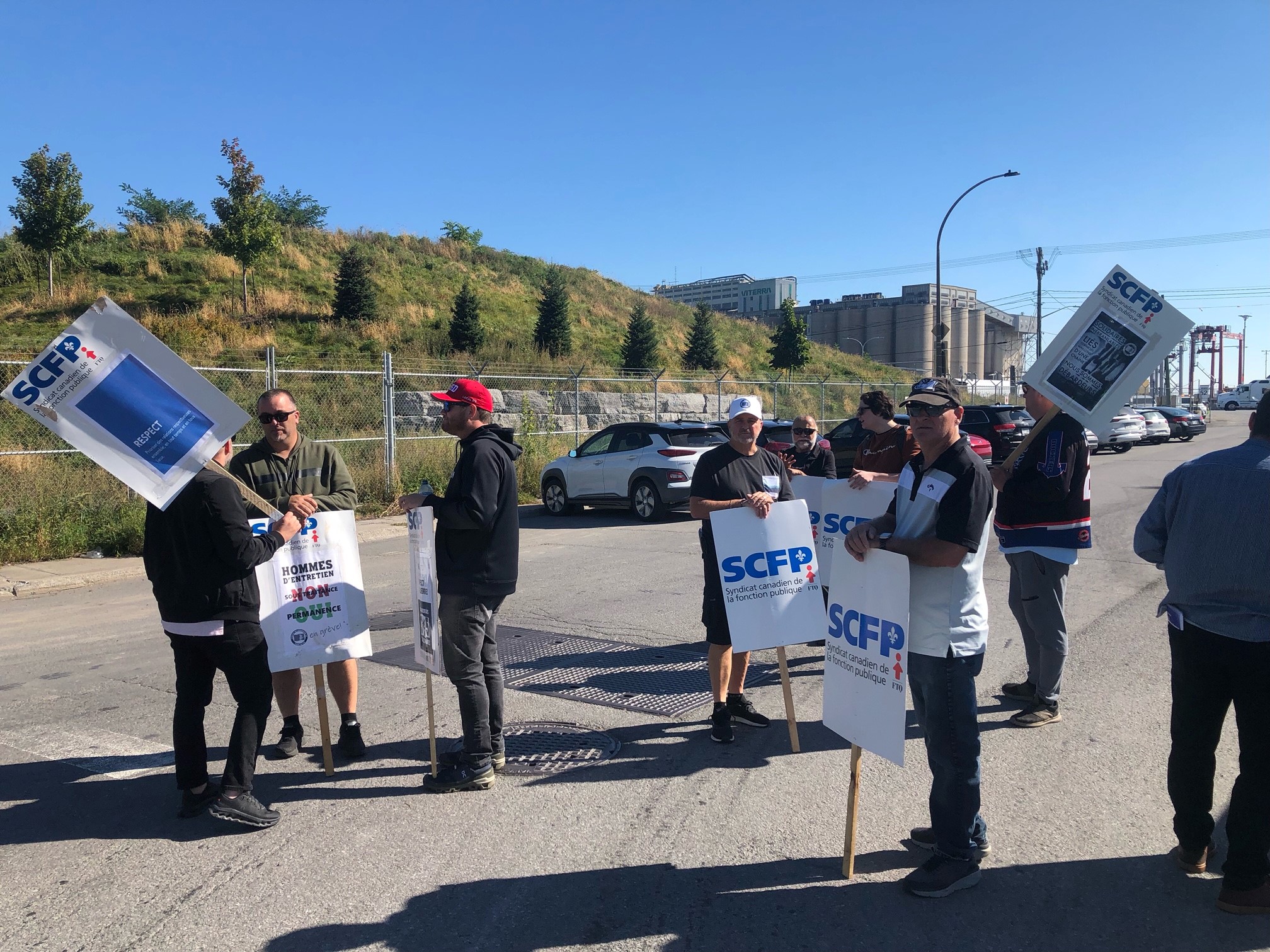 Des débardeurs en grève au port de Montréal le 30 septembre 2024.