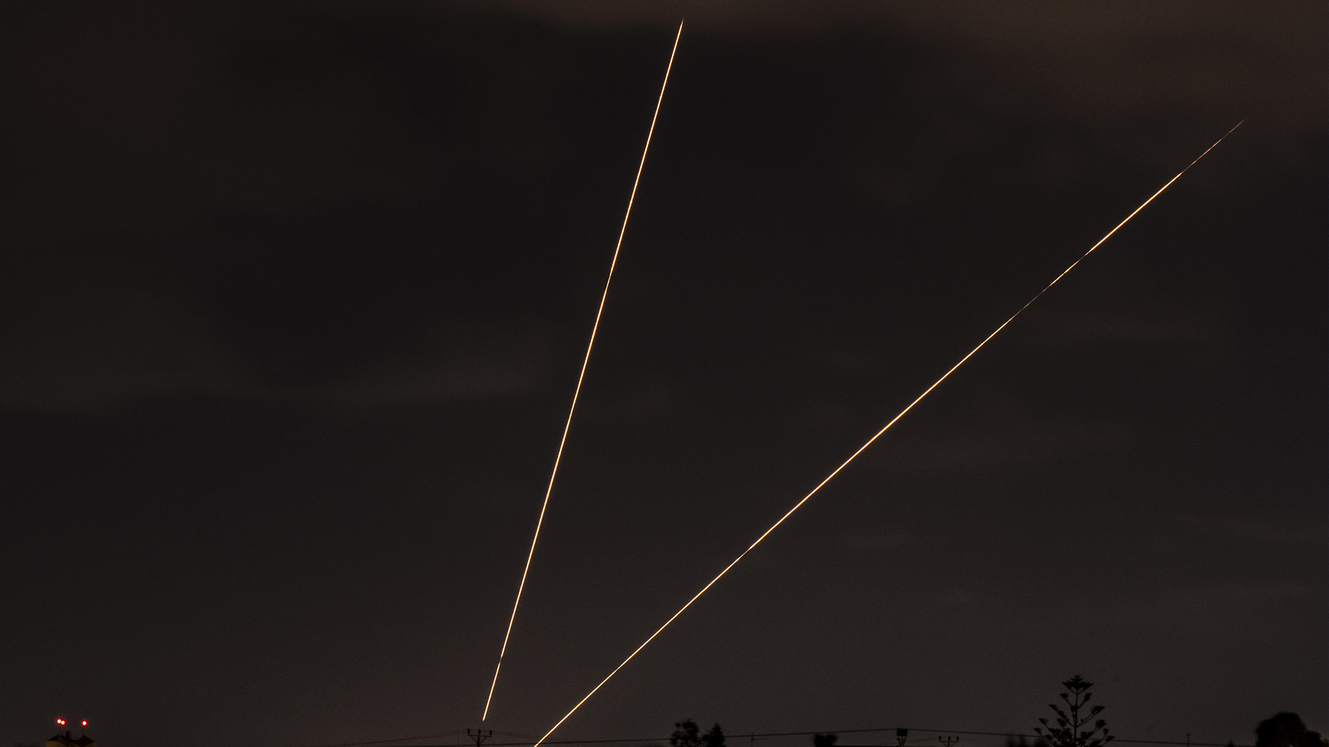 Le système de défense aérienne israélien tire pour intercepter des roquettes au-dessus de Hadera, Israël, mardi 1er octobre 2024.