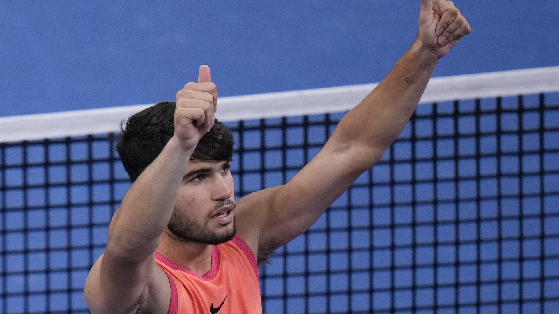 L'Espagnol Carlos Alcaraz célèbre sa victoire contre l'Italien Jannik Sinner lors de la finale du simple messieurs de l'Open de Chine de tennis, au Centre national de tennis de Pékin, le mercredi 2 octobre 2024. 