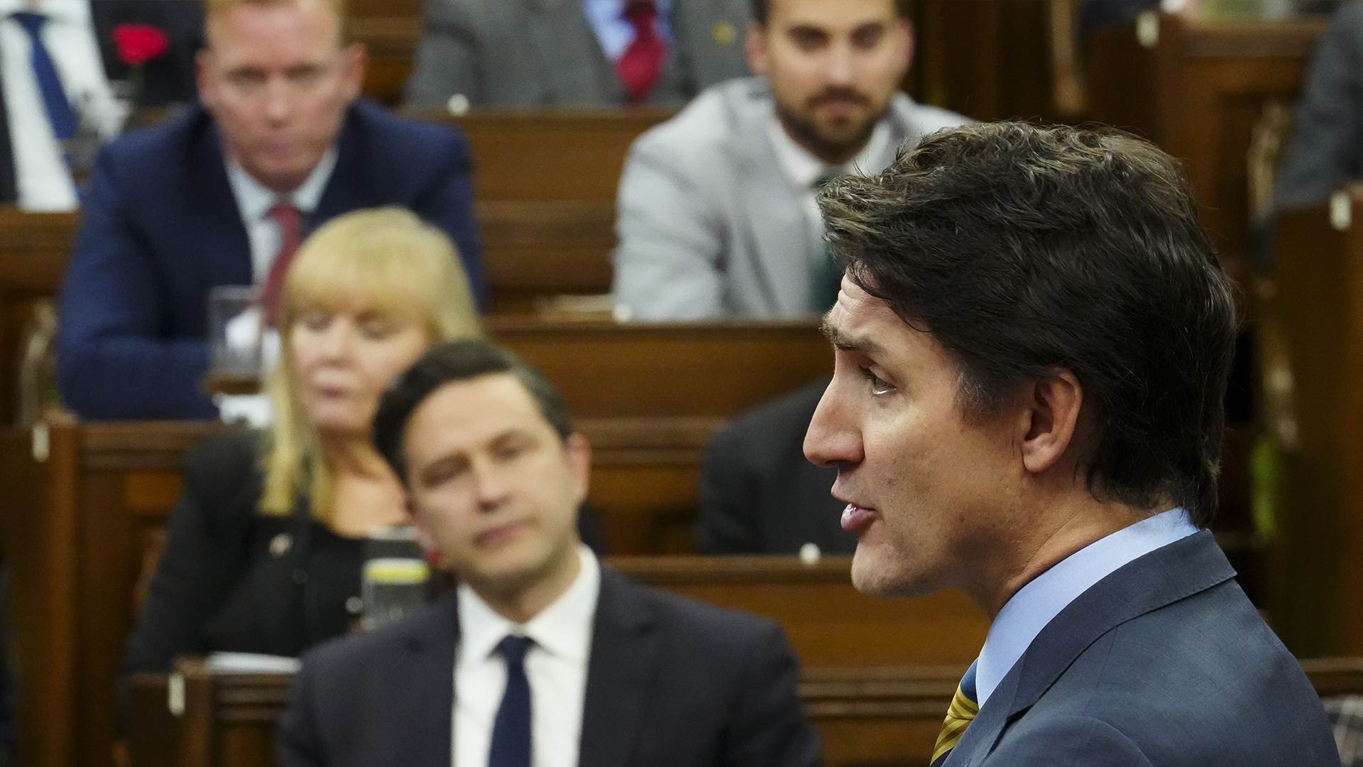 Le premier ministre Justin Trudeau se lève pendant la période de questions à la Chambre des communes sur la Colline du Parlement à Ottawa, le mercredi 1er mai 2024. 