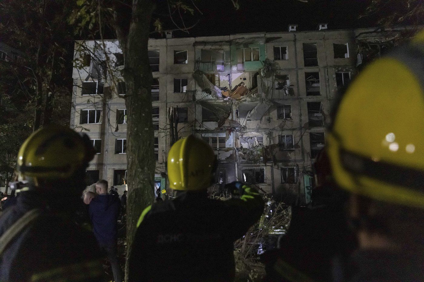 Des pompiers travaillent sur le site d'un bâtiment endommagé par une frappe aérienne russe à Kharkiv, en Ukraine, le 3 octobre 2024.