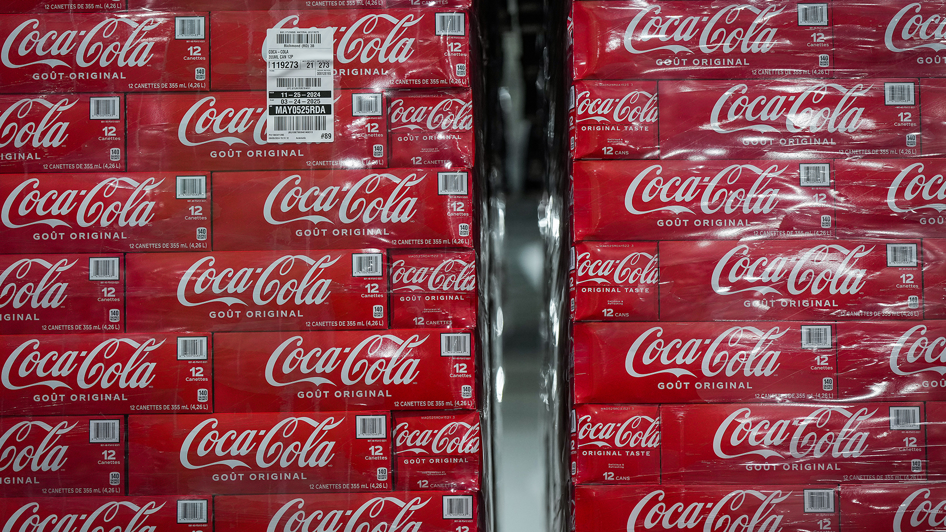 Des piles de canettes de Coca-Cola sont visibles dans le nouvel entrepôt de vente et centre de distribution de Coke Canada Bottling, à Richmond, en Colombie-Britannique, le mercredi 14 août 2024.