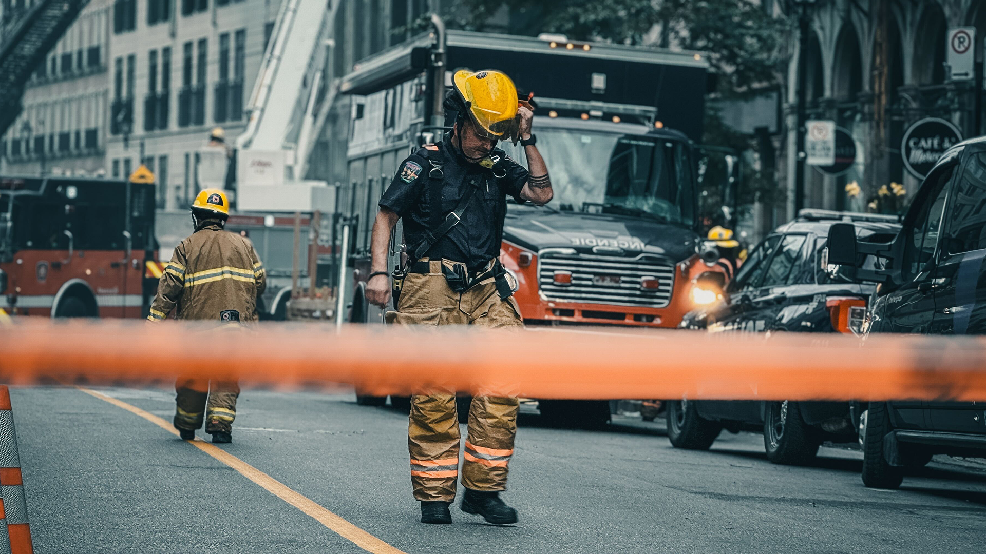 Un pompier circule dans le périmètre où le SIM luttait contre l'incendie d'un bâtiment patrimonial dans le Vieux-Montréal, le 4 octobre 2024.