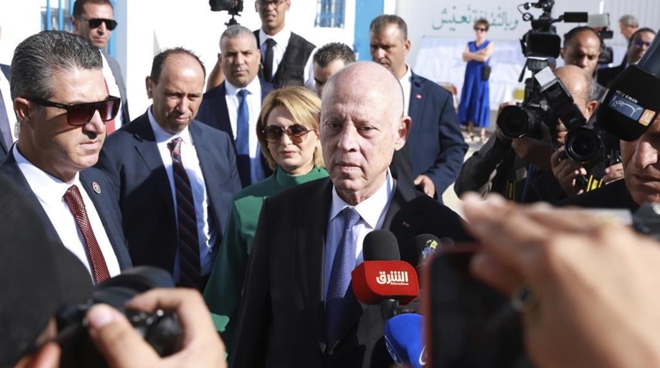 Le président tunisien et candidat à la réélection, Kais Saied, au centre, et son épouse Ichraf Chebil Saïed, quittent un bureau de vote après avoir voté, à Tunis, en Tunisie, le dimanche 6 octobre 2024. 