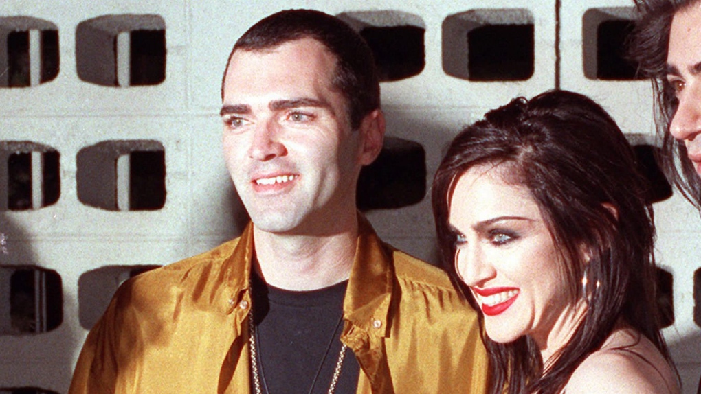 Madonna pose avec son frère, Christopher Ciccone, après la première du nouveau film de Madonna, «Truth or Dare», le 7 mai 1991, dans le quartier d'Hollywood à Los Angeles.