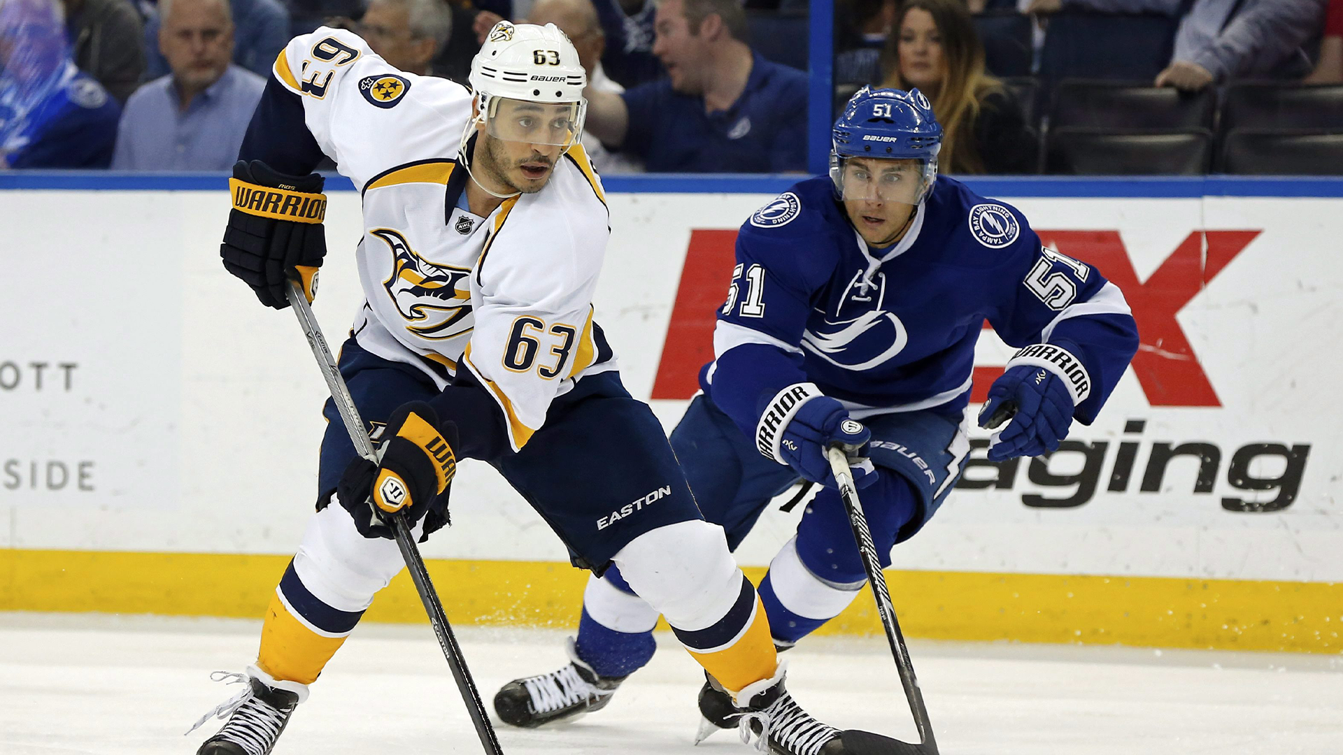 Mike Ribeiro des Predators de Nashville, à gauche, évite une mise en échec de Valtteri Filppula du Lightning de Tampa Bay, de Finlande, pendant la première période d'un match de hockey de la LNH, jeudi 26 mars 2015, à Tampa, Fla. 