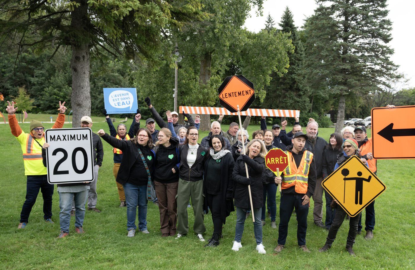 Des résidents d'Oka et des collectivités avoisinantes participent à une séance de formation citoyenne sur les contrôles routiers pour lutter contre les déversements illégaux présumés dans le secteur, le dimanche 8 septembre 2024 à Oka.