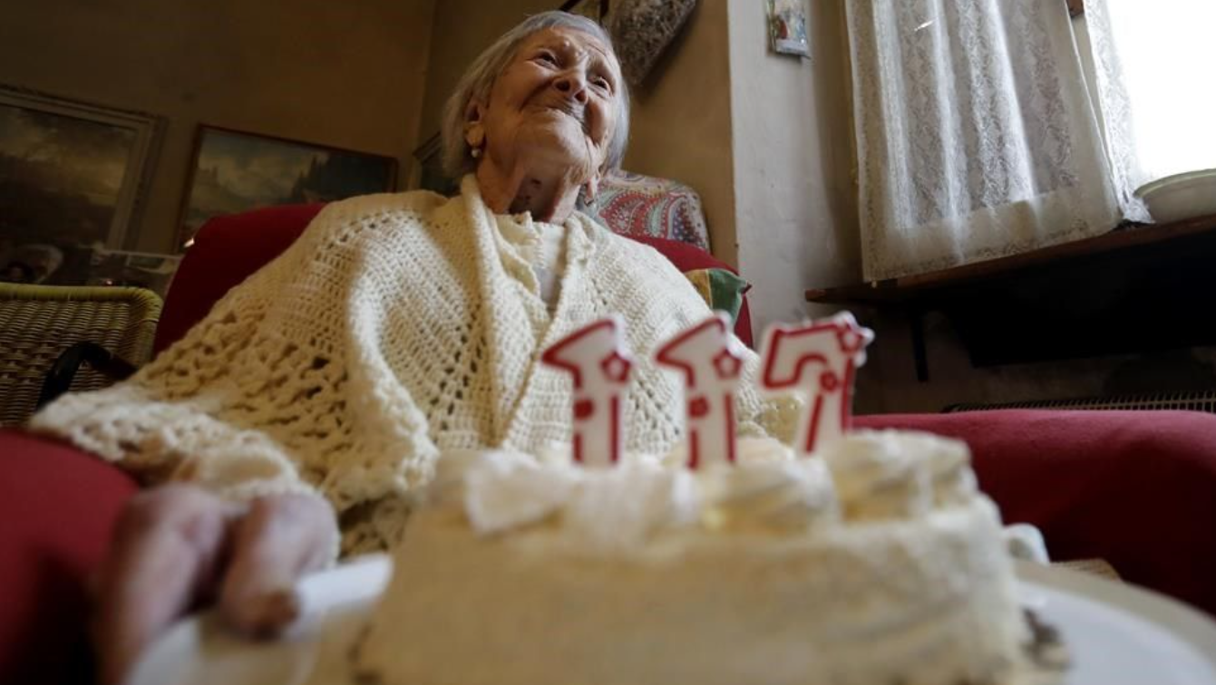 ARCHIVE - Emma Morano tient un gâteau dont les bougies indiquent 117 ans le 29 novembre 2016, jour de son anniversaire à Verbania en Italie. 