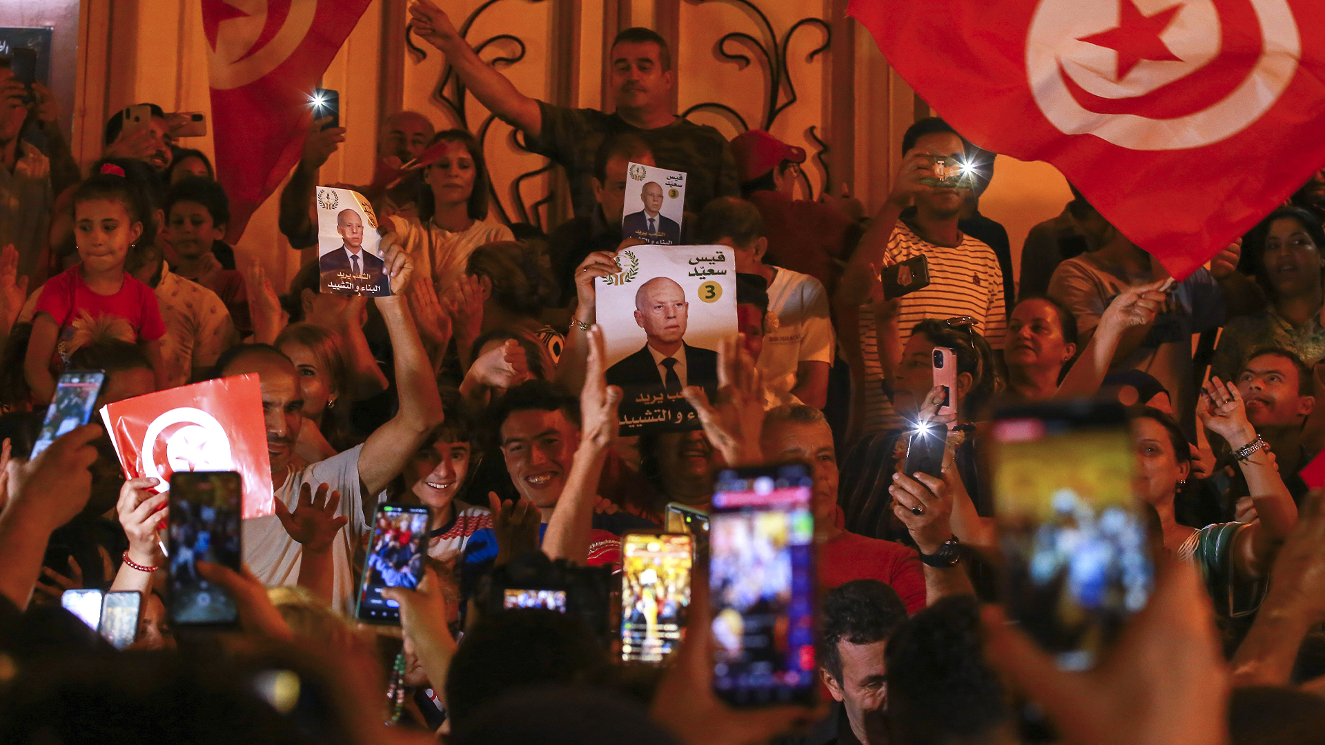 Des supporters du président tunisien Kaïs Saïed célèbrent à Tunis après l'annonce des résultats provisoires indiquant sa réélection le 6 octobre 2024. 