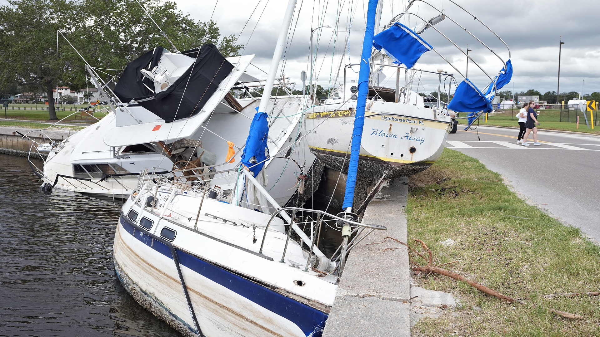 Les bateaux détruits par l'ouragan Helene sont montrés sur le Davis Islands Yacht Basin avant l'arrivée possible de l'ouragan Milton lundi 7 octobre 2024 à Tampa, en Floride.