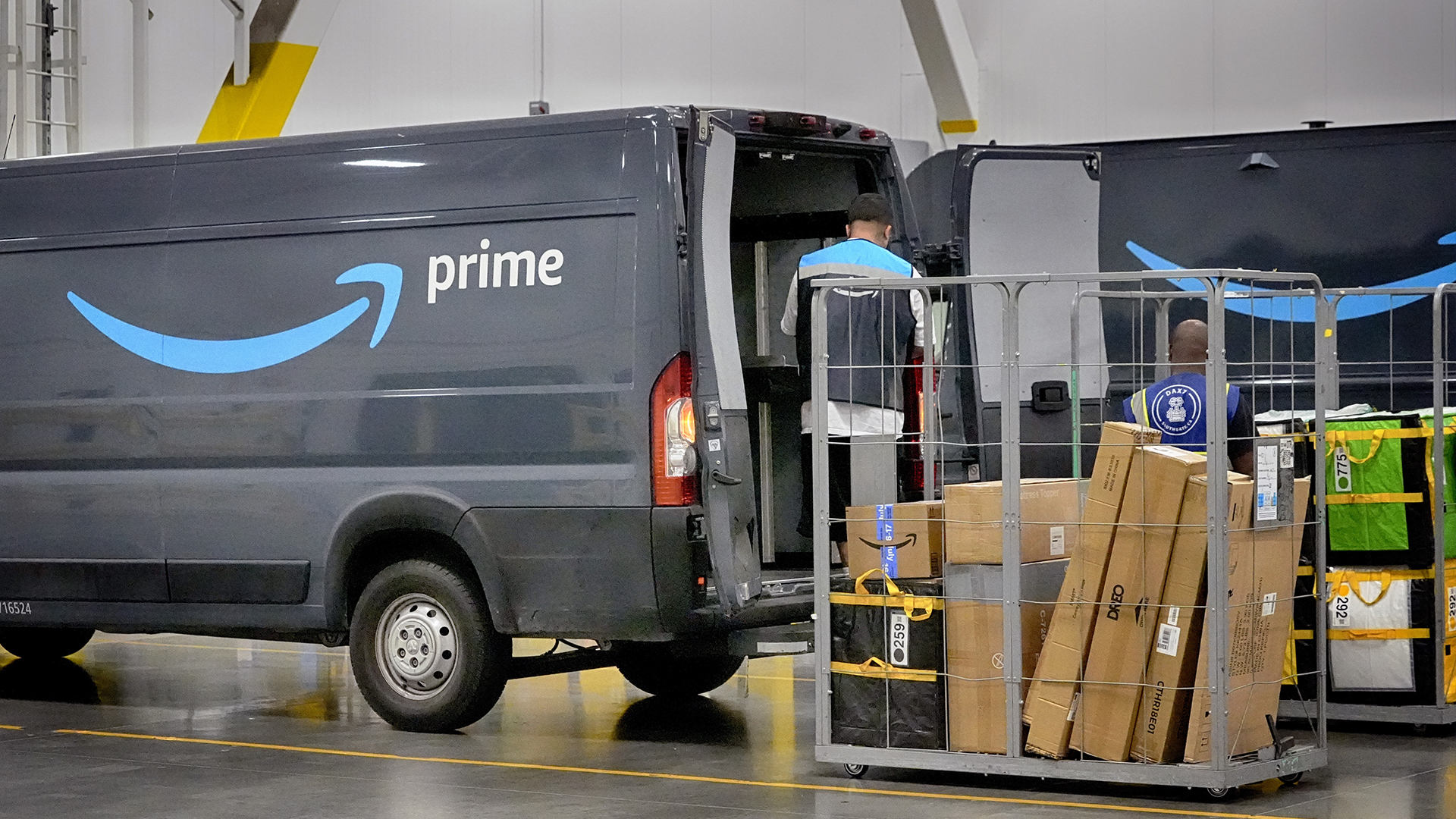 Un employé d'Amazon charge des colis dans des camions pour les distribuer aux clients pour les Jours d'offres Prime d'Amazon dans une station de livraison à South Gate, en Californie, le mardi 16 juillet 2024. 