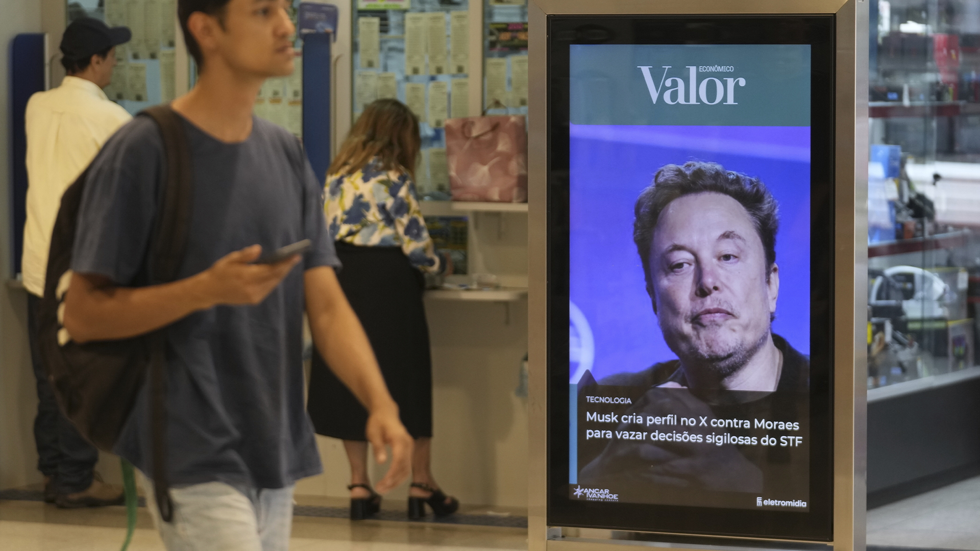 Une publicité de Valor Media montre une photo d'Elon Musk dans un centre commercial à Brasilia, au Brésil, le lundi 2 septembre 2024.