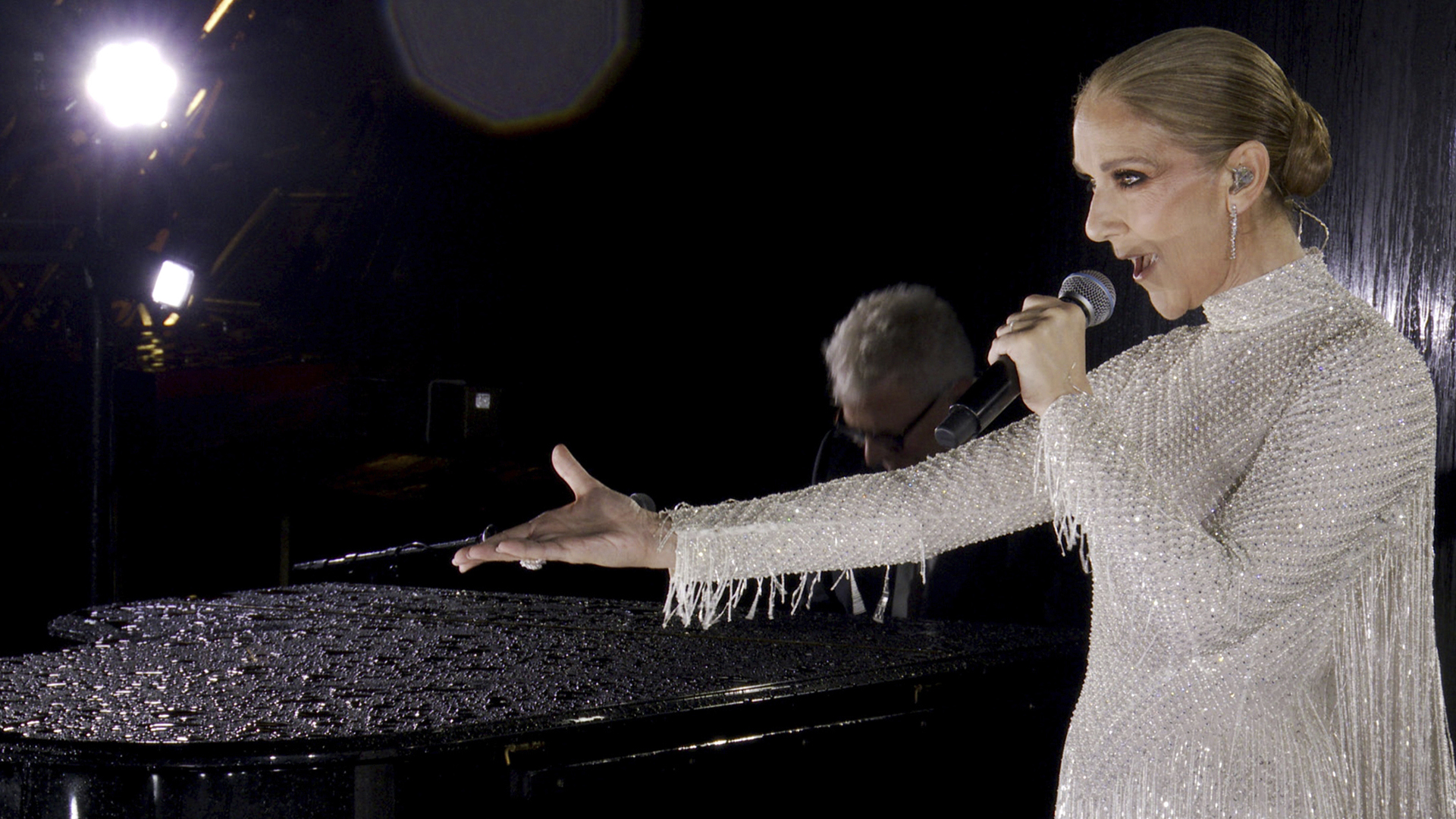 Cette photo publiée par les Services de diffusion olympique montre la chanteuse canadienne Céline Dion se produisant à la Tour Eiffel lors de la cérémonie d'ouverture des Jeux olympiques d'été de 2024 à Paris, France, le vendredi 26 juillet 2024. 