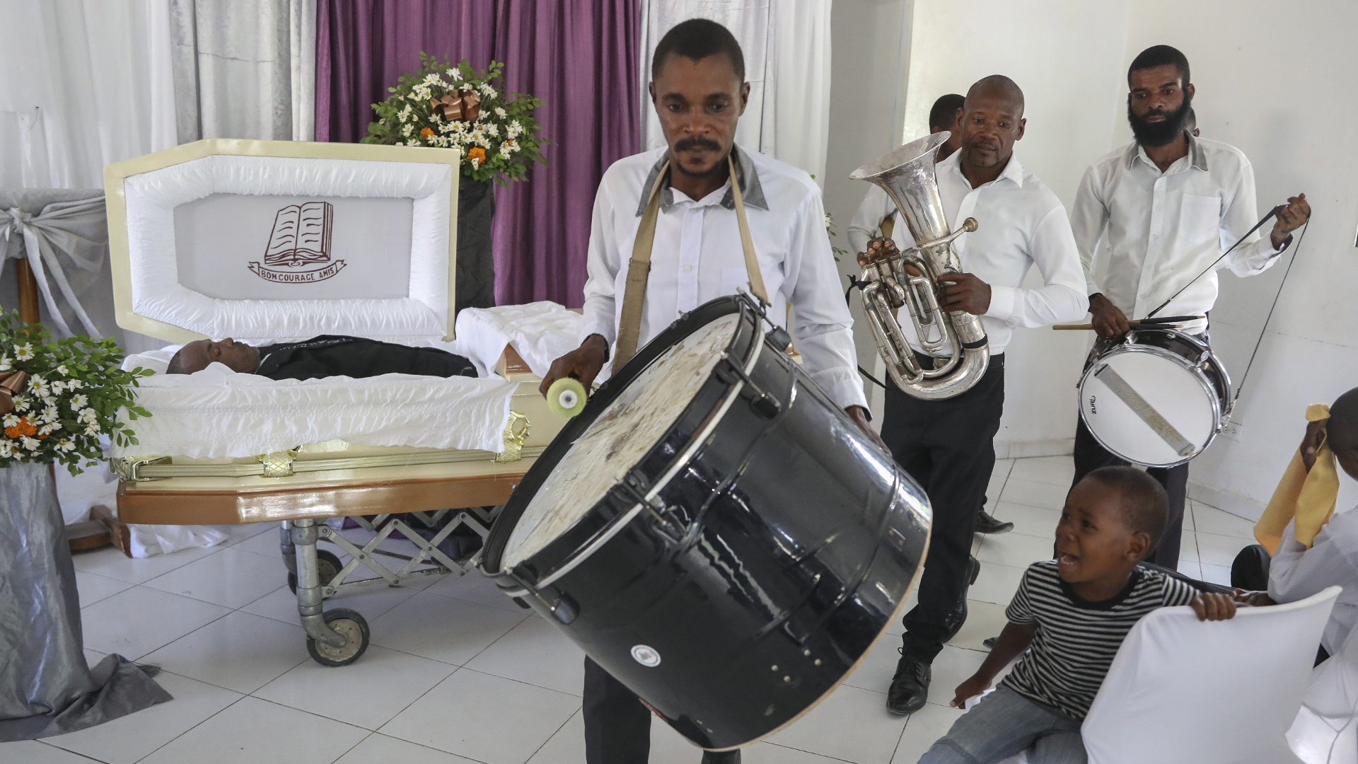 Des musiciens arrivent aux funérailles de Jean Louis Jeune Gracien, tué lors de l'attaque d'un gang criminel, à Pont-Sonde, en Haïti, le mardi 8 octobre 2024. 