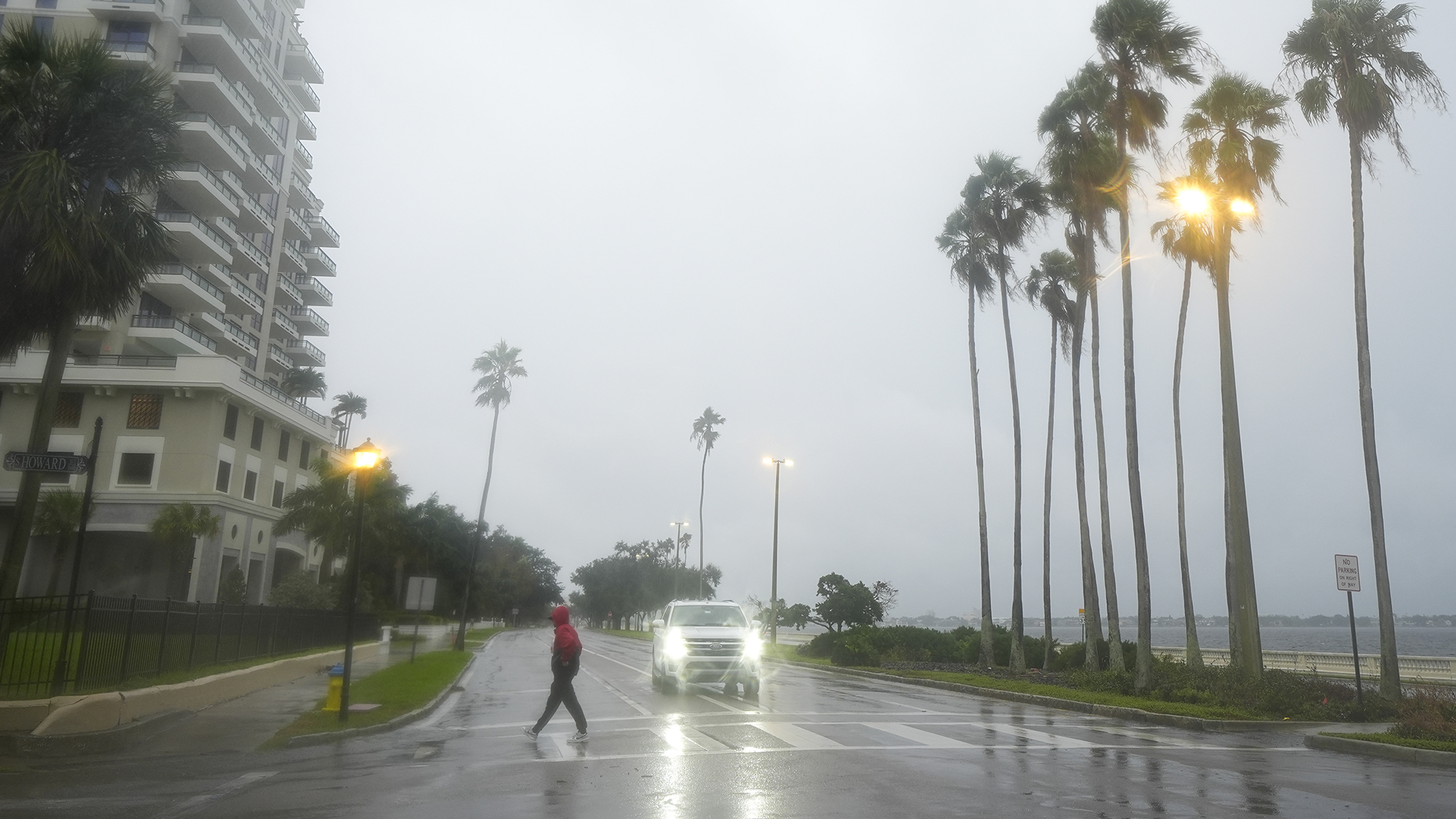 Une personne marche sous une pluie fine avant l'arrivée de l'ouragan Milton, le mercredi 9 octobre 2024, à Tampa, Floride.