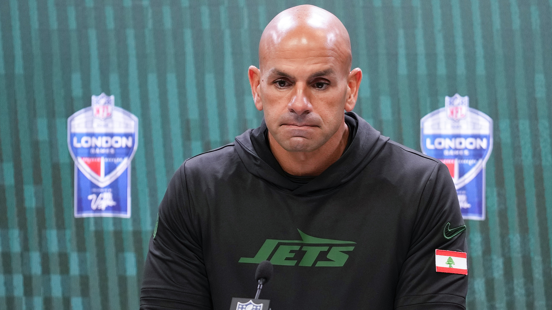 Robert Saleh s'adresse aux journalistes après un match de football de la NFL contre les Minnesota Vikings, le dimanche 6 octobre 2024 au stade Tottenham Hotspur à Londres, alors qu'il était encore entraîneur-chef des Jets de New York.