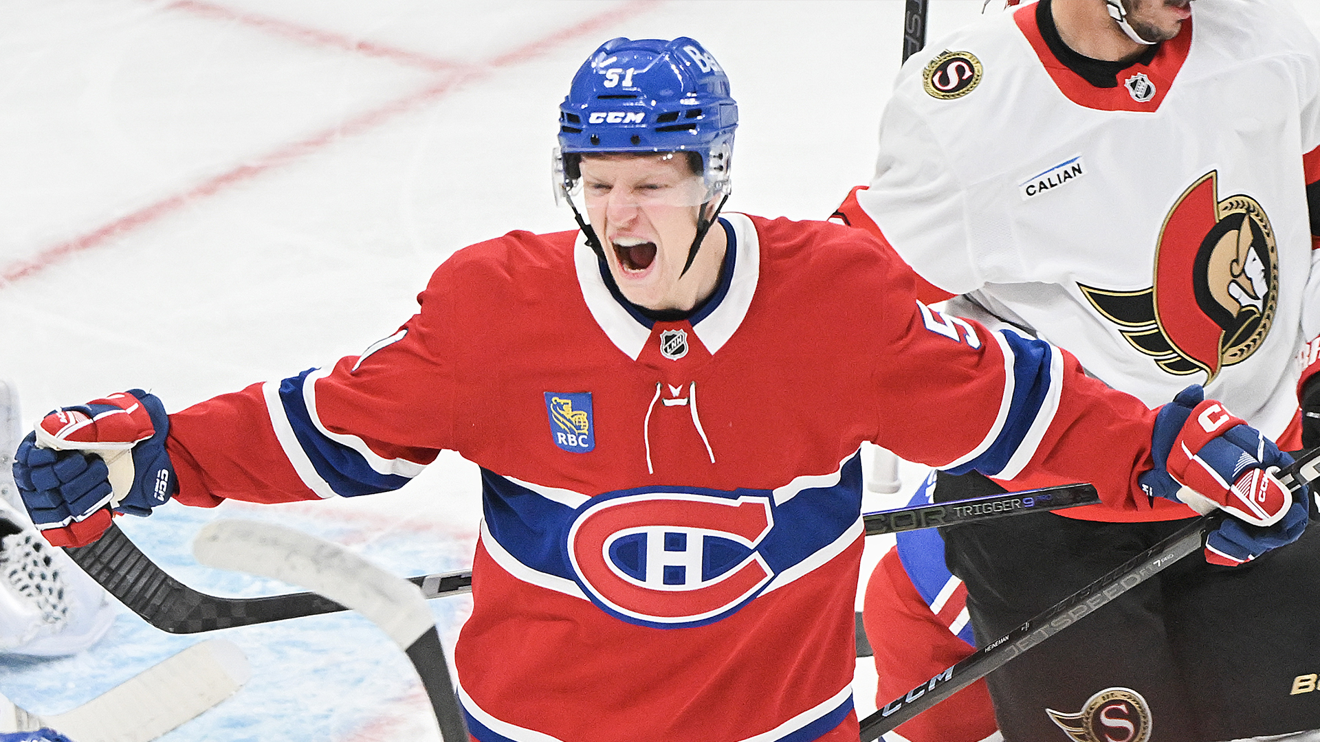 Emil Heineman célébrant son tout premier but dans la Ligne nationale de hockey samedi soir au Centre Bell. 