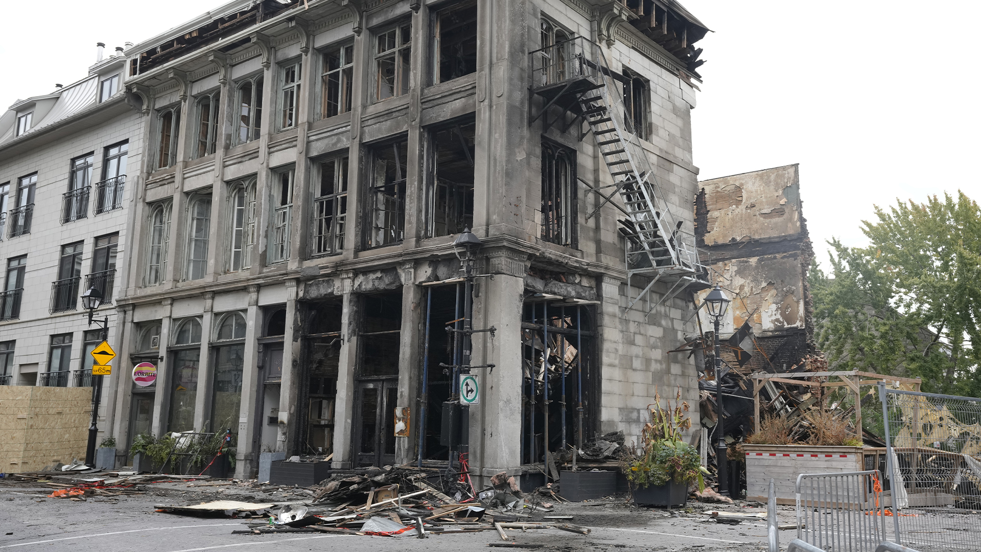 Cette photo des restes de l’édifice qui a brûlé dans le Vieux-Montréal le 4 octobre a été prise le 8 octobre 2024. 