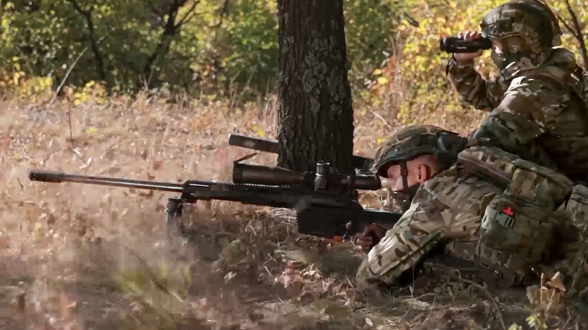 Sur cette image tirée d'une vidéo, un tireur d'élite russe, dans un lieu non divulgué, tire en direction des forces ukrainiennes le 11 octobre 2024. 