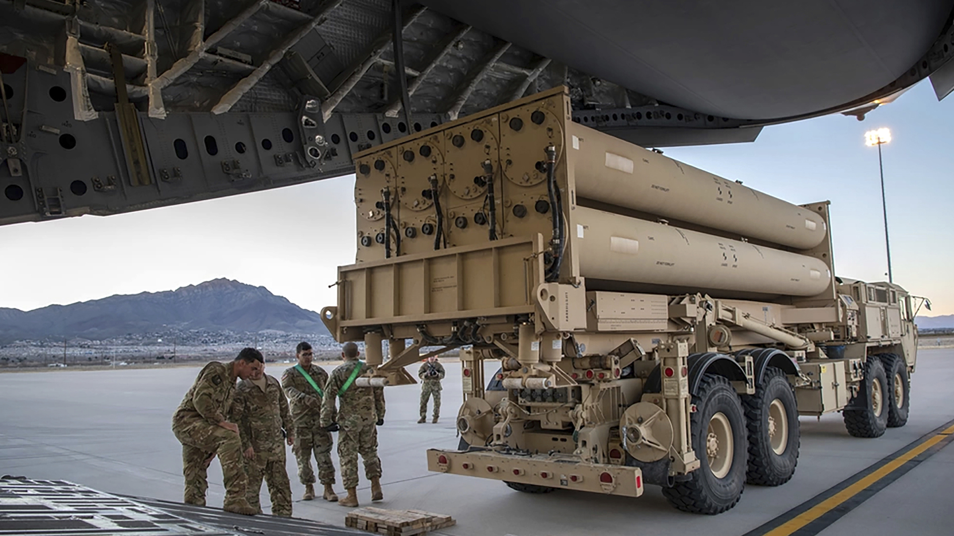 Cette image fournie par l'armée de l'air américaine montre la station de lancement THAAD (Terminal High Altitude Area Defense) de l'armée américaine se préparant à être chargée sur un C-17 Globemaster III du 4e escadron de transport aérien à Fort Bliss, au Texas, le 23 février 2019.